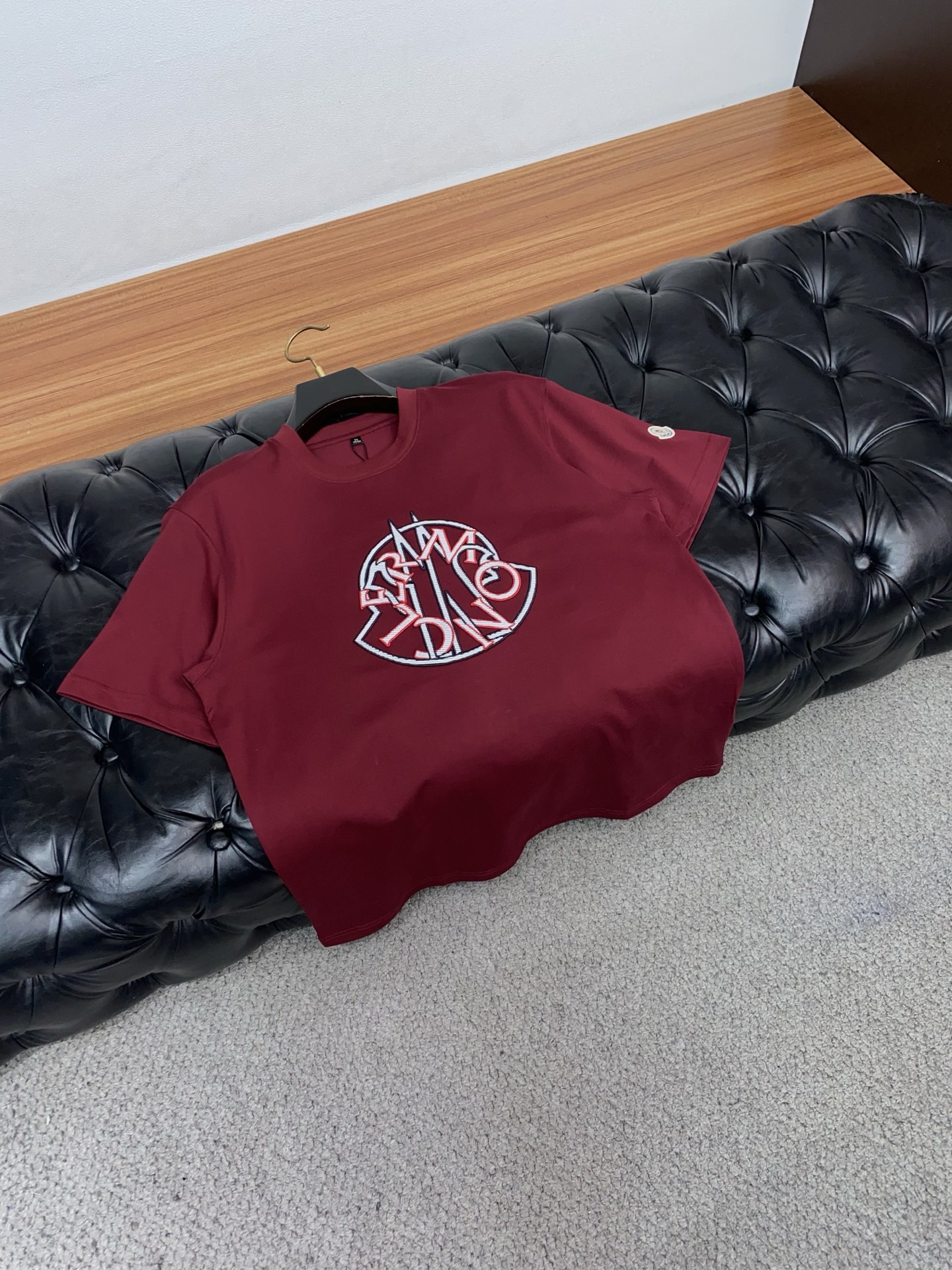 蒙口 26SS早春短袖T恤甄选软糯亲肤丝光棉面料制成，标准版圆领短袖裁剪，更适合日常穿着。简约不失设计感