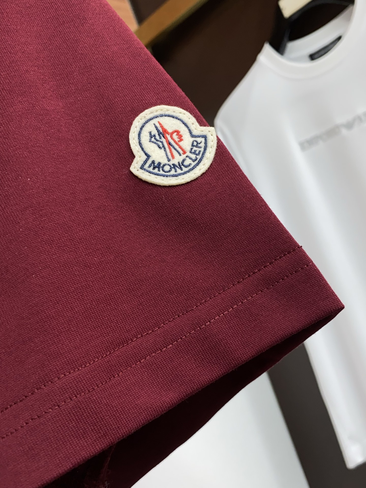 蒙口 26SS早春短袖T恤甄选软糯亲肤丝光棉面料制成，标准版圆领短袖裁剪，更适合日常穿着。简约不失设计感