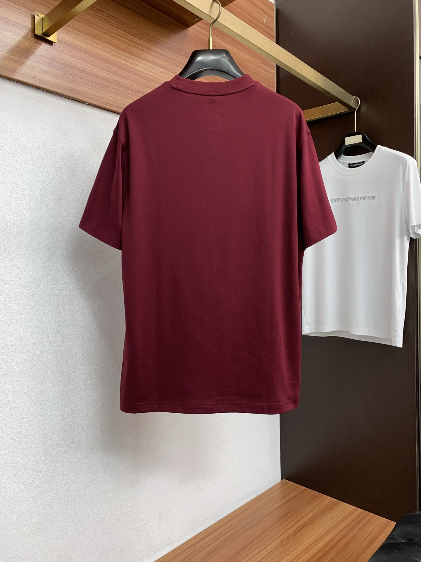 蒙口 26SS早春短袖T恤甄选软糯亲肤丝光棉面料制成，标准版圆领短袖裁剪，更适合日常穿着。简约不失设计感