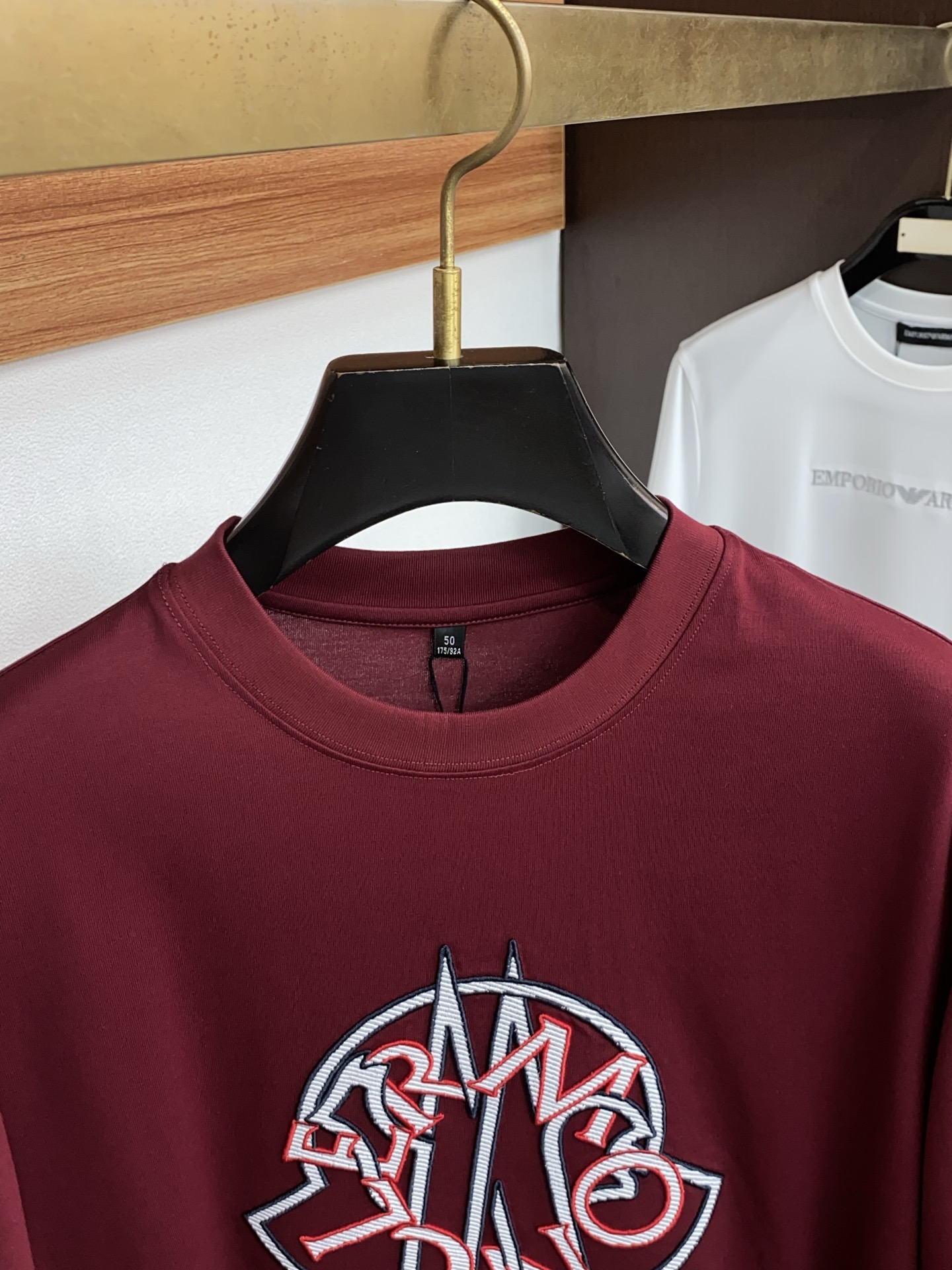 蒙口 26SS早春短袖T恤甄选软糯亲肤丝光棉面料制成，标准版圆领短袖裁剪，更适合日常穿着。简约不失设计感