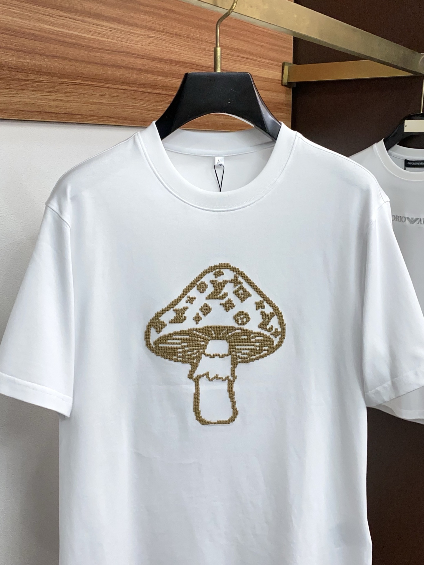 1v路易威登 26SS早春短袖T恤甄选软糯亲肤丝光棉面料制成，标准版圆领短袖裁剪，更适合日常穿着。简约不