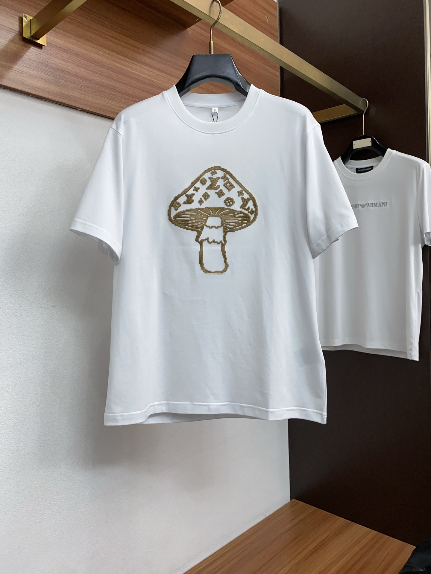 1v路易威登 26SS早春短袖T恤甄选软糯亲肤丝光棉面料制成，标准版圆领短袖裁剪，更适合日常穿着。简约不