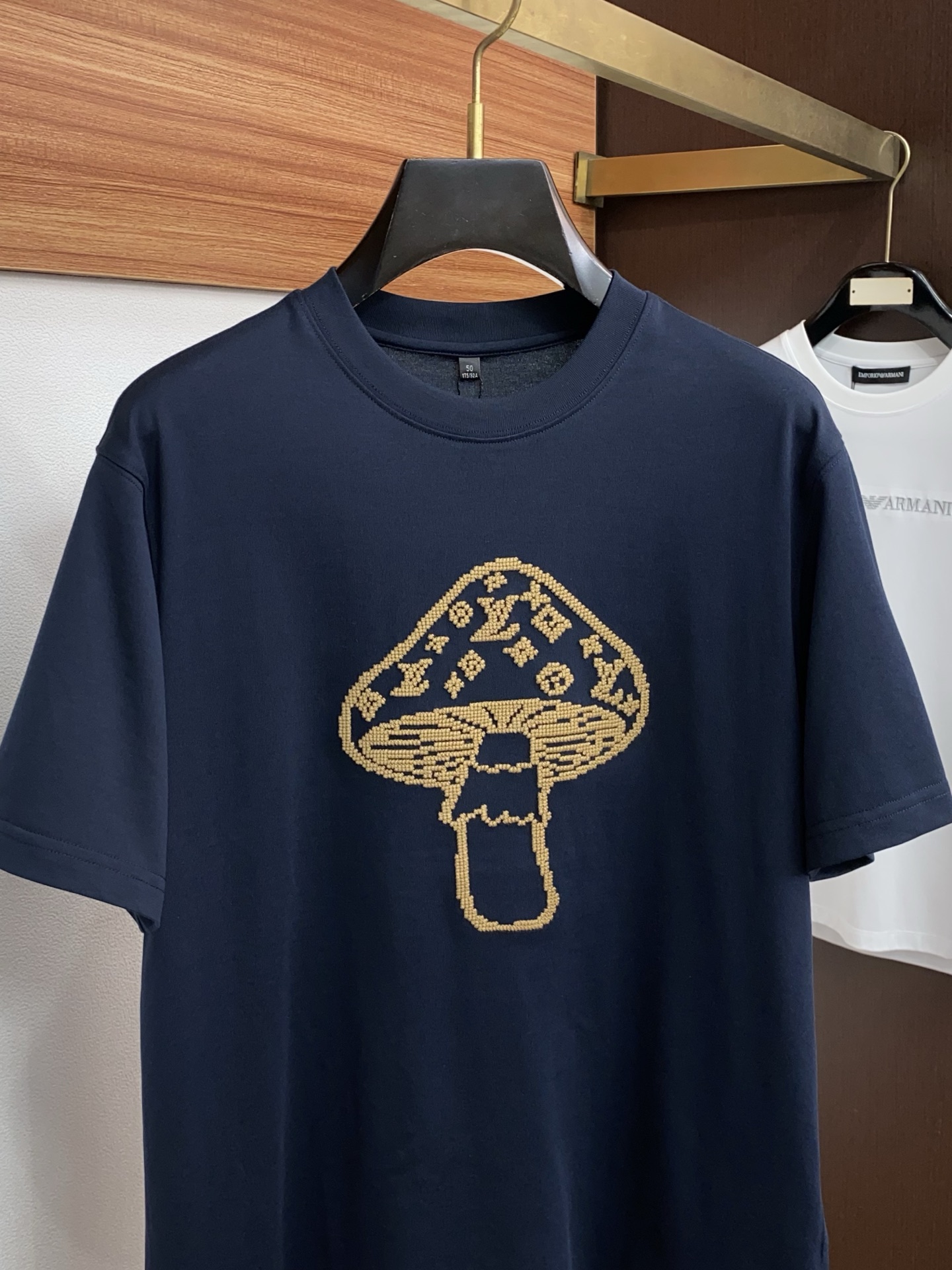1v路易威登 26SS早春短袖T恤甄选软糯亲肤丝光棉面料制成，标准版圆领短袖裁剪，更适合日常穿着。简约不
