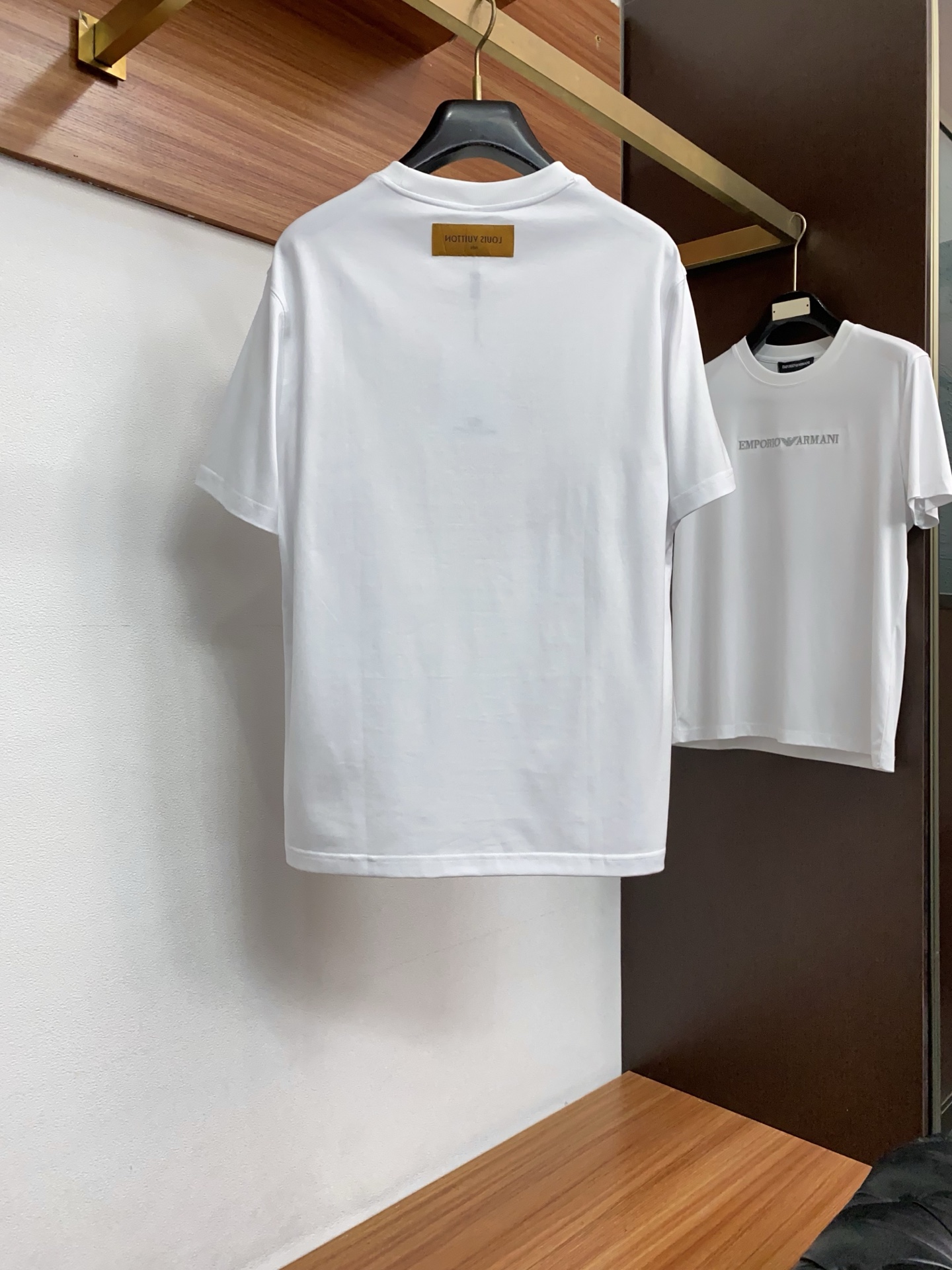 1v路易威登 26SS早春短袖T恤甄选软糯亲肤丝光棉面料制成，标准版圆领短袖裁剪，更适合日常穿着。简约不