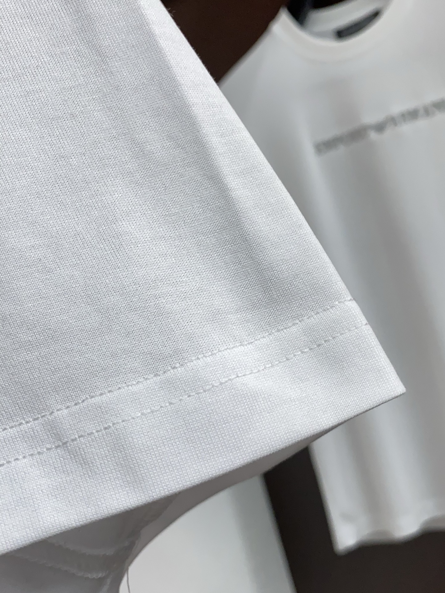 1v路易威登 26SS早春短袖T恤甄选软糯亲肤丝光棉面料制成，标准版圆领短袖裁剪，更适合日常穿着。简约不