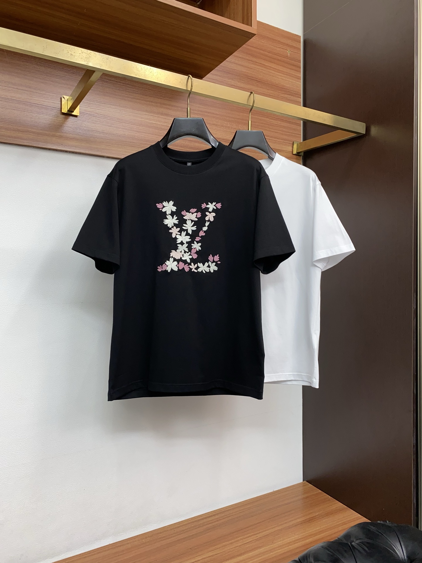 1v路易威登 26SS早春短袖T恤甄选软糯亲肤丝光棉面料制成，标准版圆领短袖裁剪，更适合日常穿着。简约不