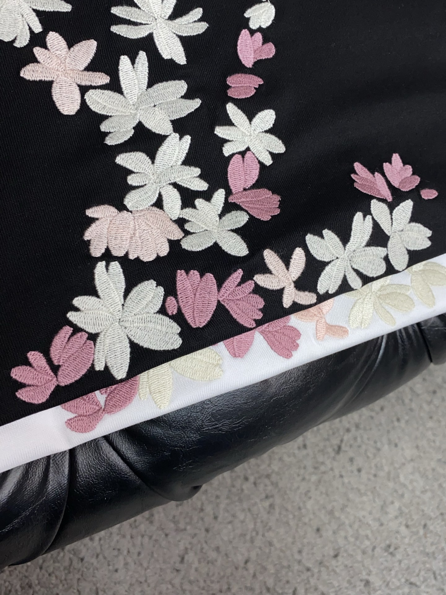 1v路易威登 26SS早春短袖T恤甄选软糯亲肤丝光棉面料制成，标准版圆领短袖裁剪，更适合日常穿着。简约不