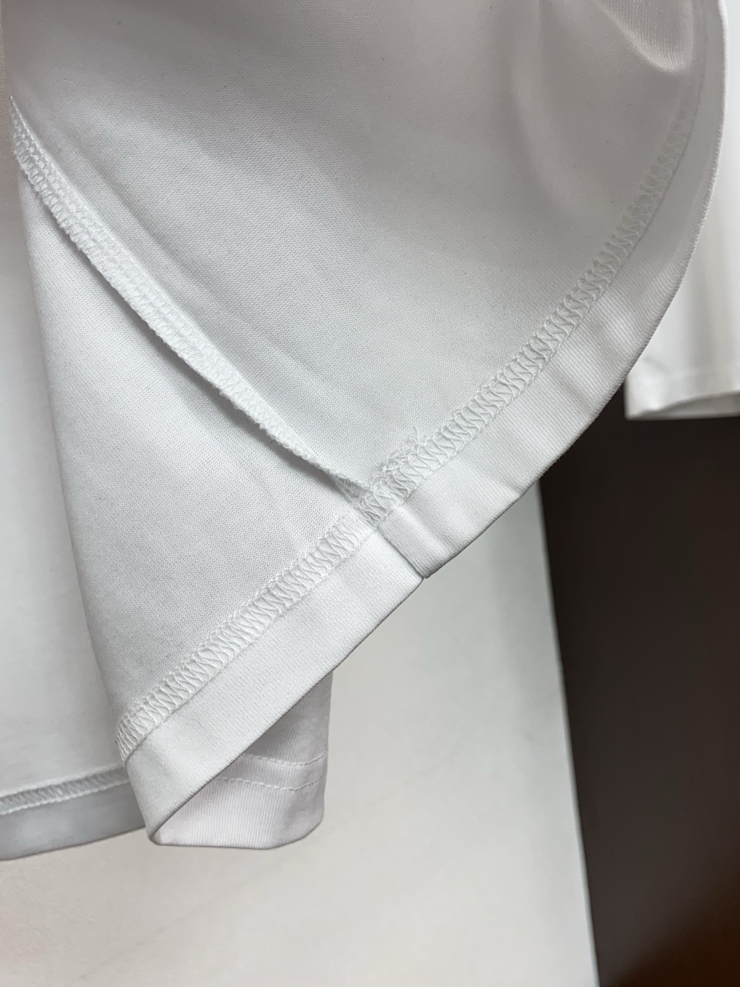 1v路易威登 26SS早春短袖T恤甄选软糯亲肤丝光棉面料制成，标准版圆领短袖裁剪，更适合日常穿着。简约不