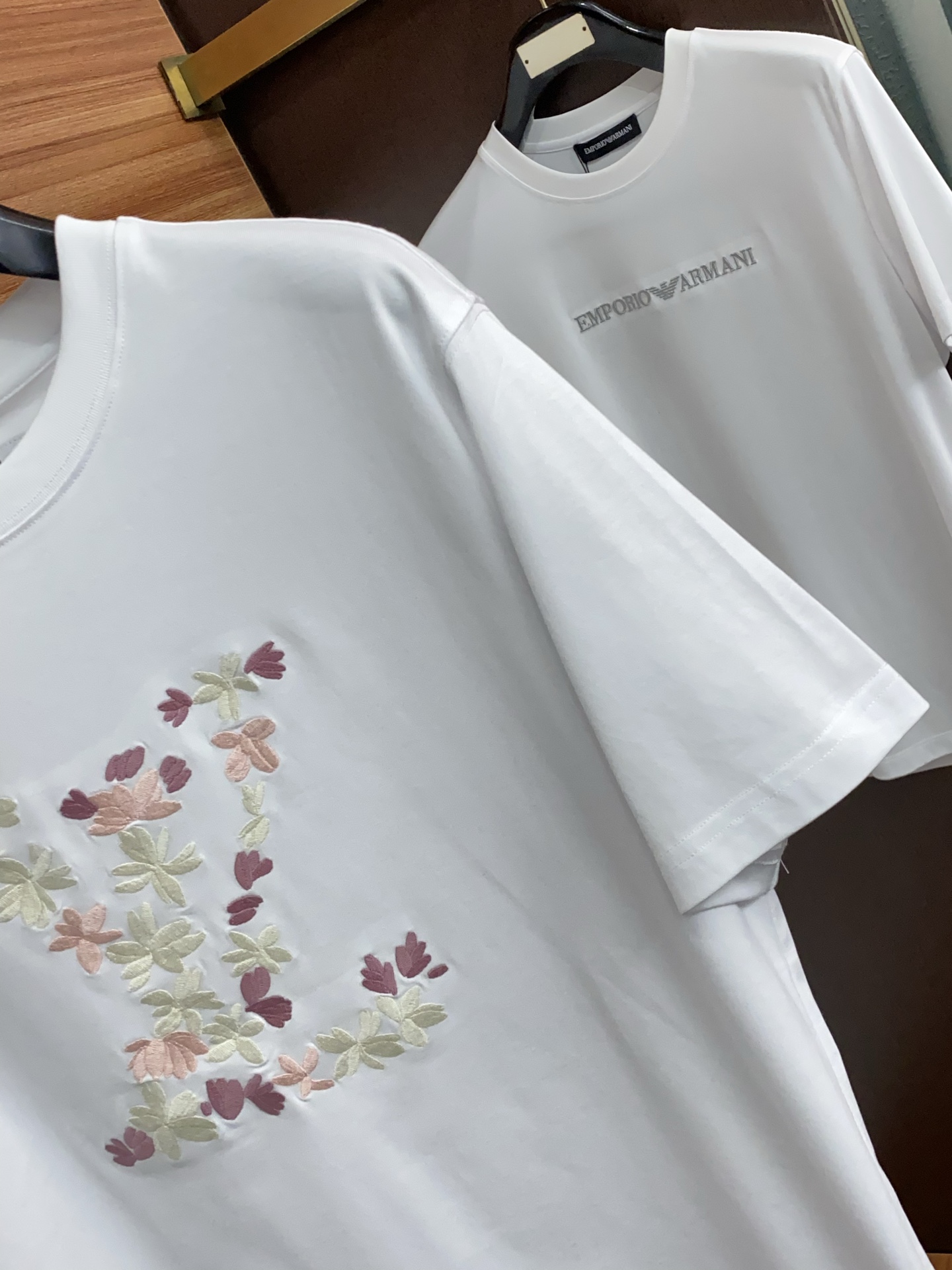 1v路易威登 26SS早春短袖T恤甄选软糯亲肤丝光棉面料制成，标准版圆领短袖裁剪，更适合日常穿着。简约不