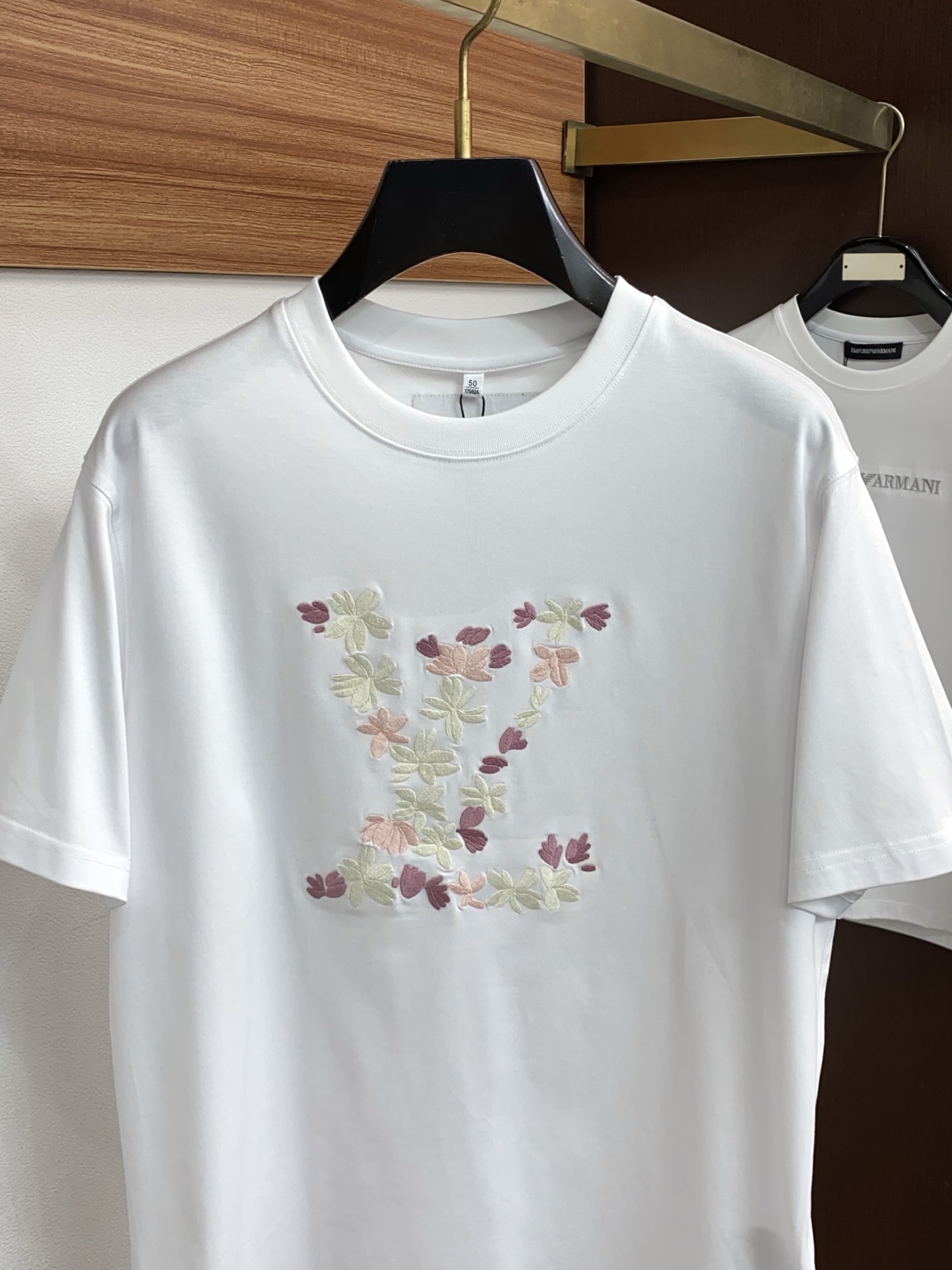 1v路易威登 26SS早春短袖T恤甄选软糯亲肤丝光棉面料制成，标准版圆领短袖裁剪，更适合日常穿着。简约不