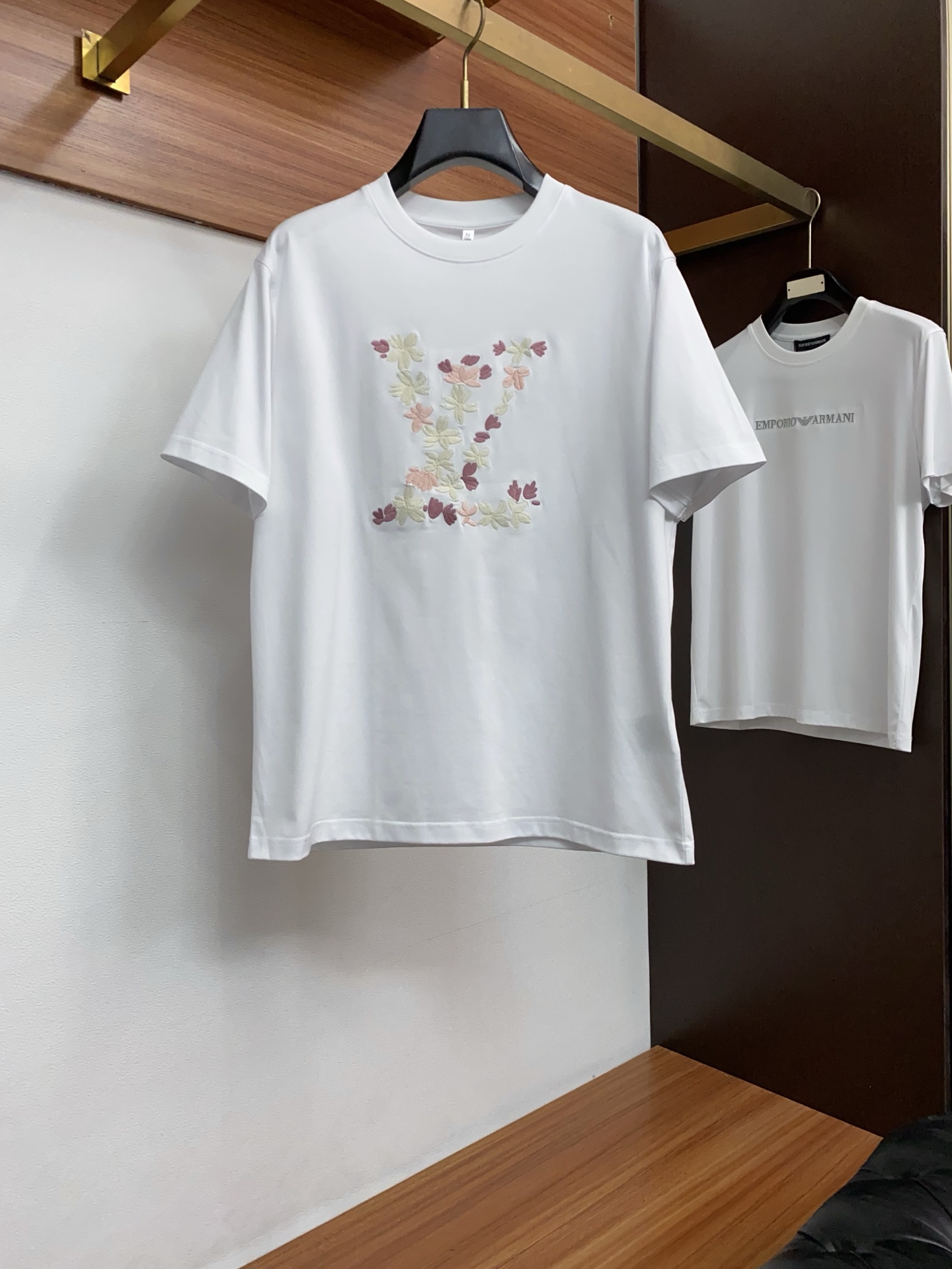 1v路易威登 26SS早春短袖T恤甄选软糯亲肤丝光棉面料制成，标准版圆领短袖裁剪，更适合日常穿着。简约不