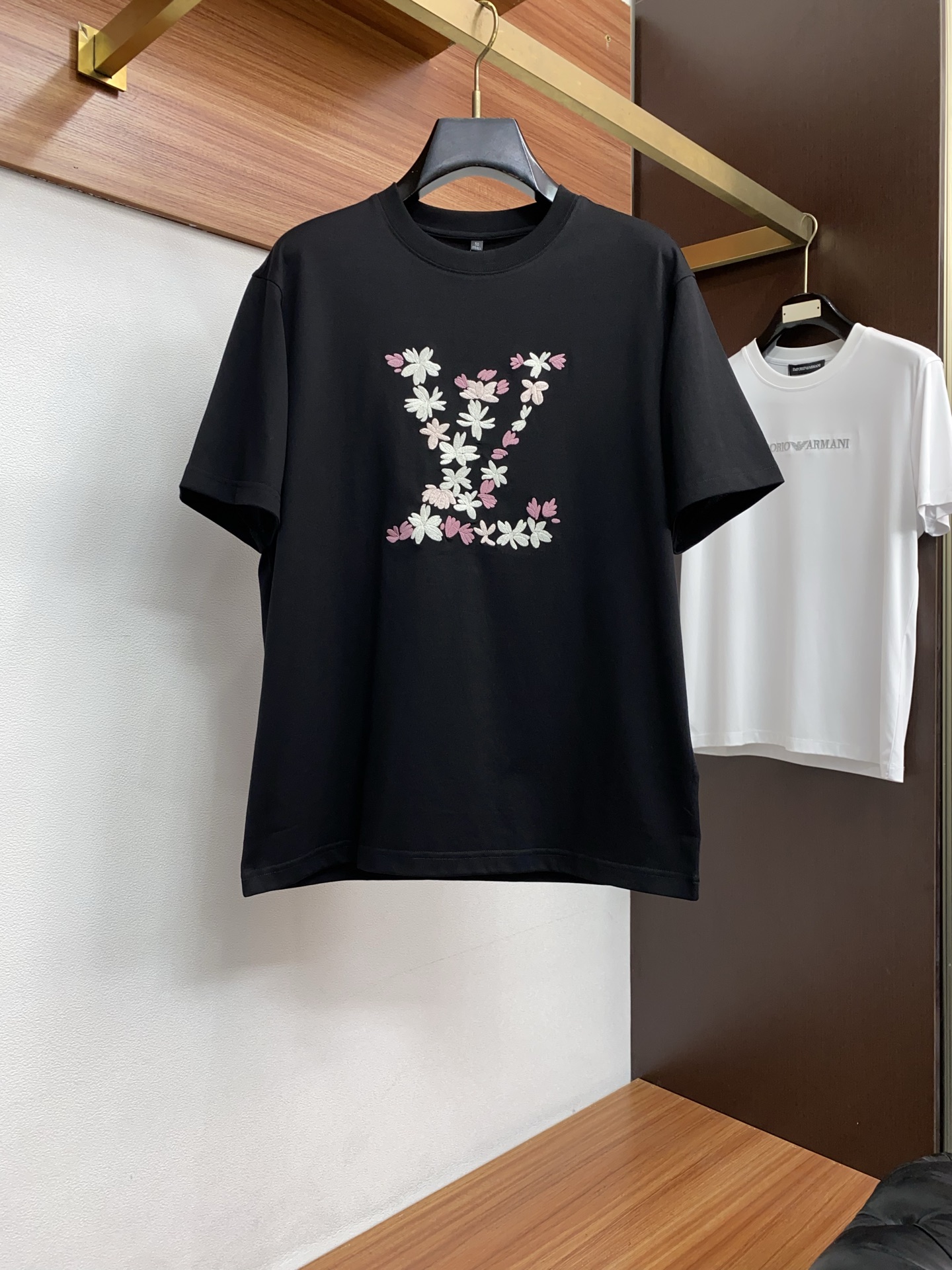 1v路易威登 26SS早春短袖T恤甄选软糯亲肤丝光棉面料制成，标准版圆领短袖裁剪，更适合日常穿着。简约不