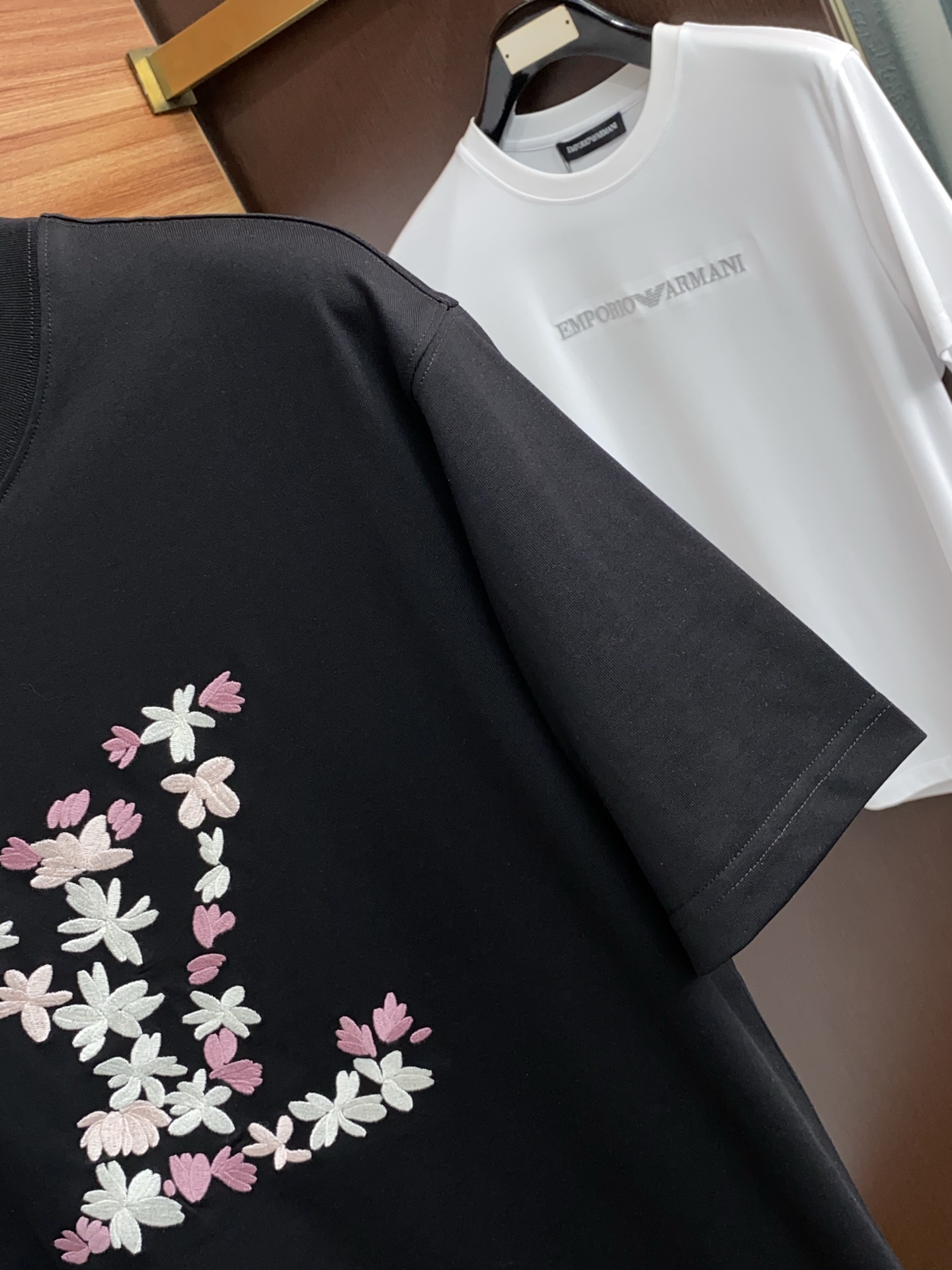 1v路易威登 26SS早春短袖T恤甄选软糯亲肤丝光棉面料制成，标准版圆领短袖裁剪，更适合日常穿着。简约不