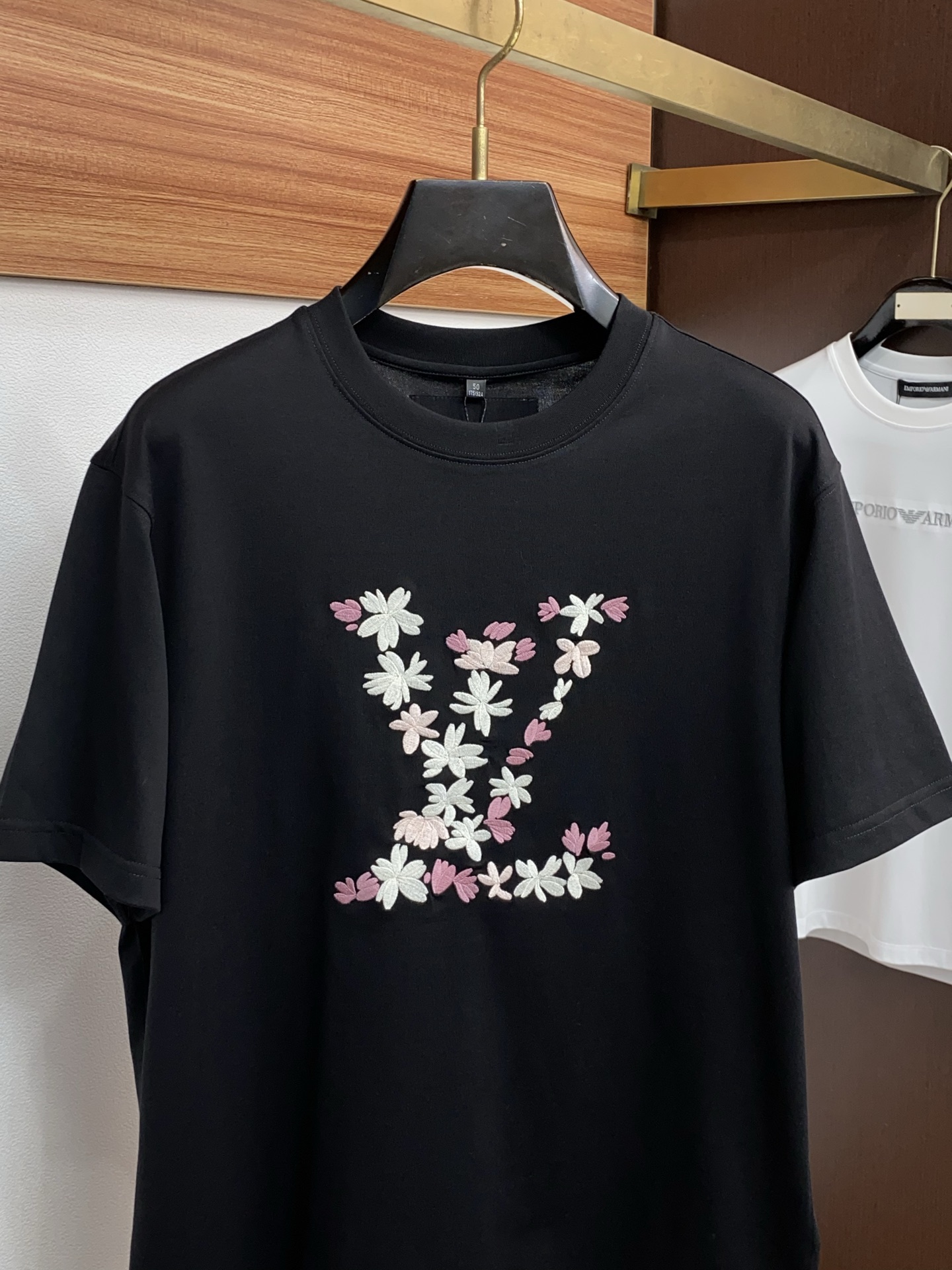 1v路易威登 26SS早春短袖T恤甄选软糯亲肤丝光棉面料制成，标准版圆领短袖裁剪，更适合日常穿着。简约不