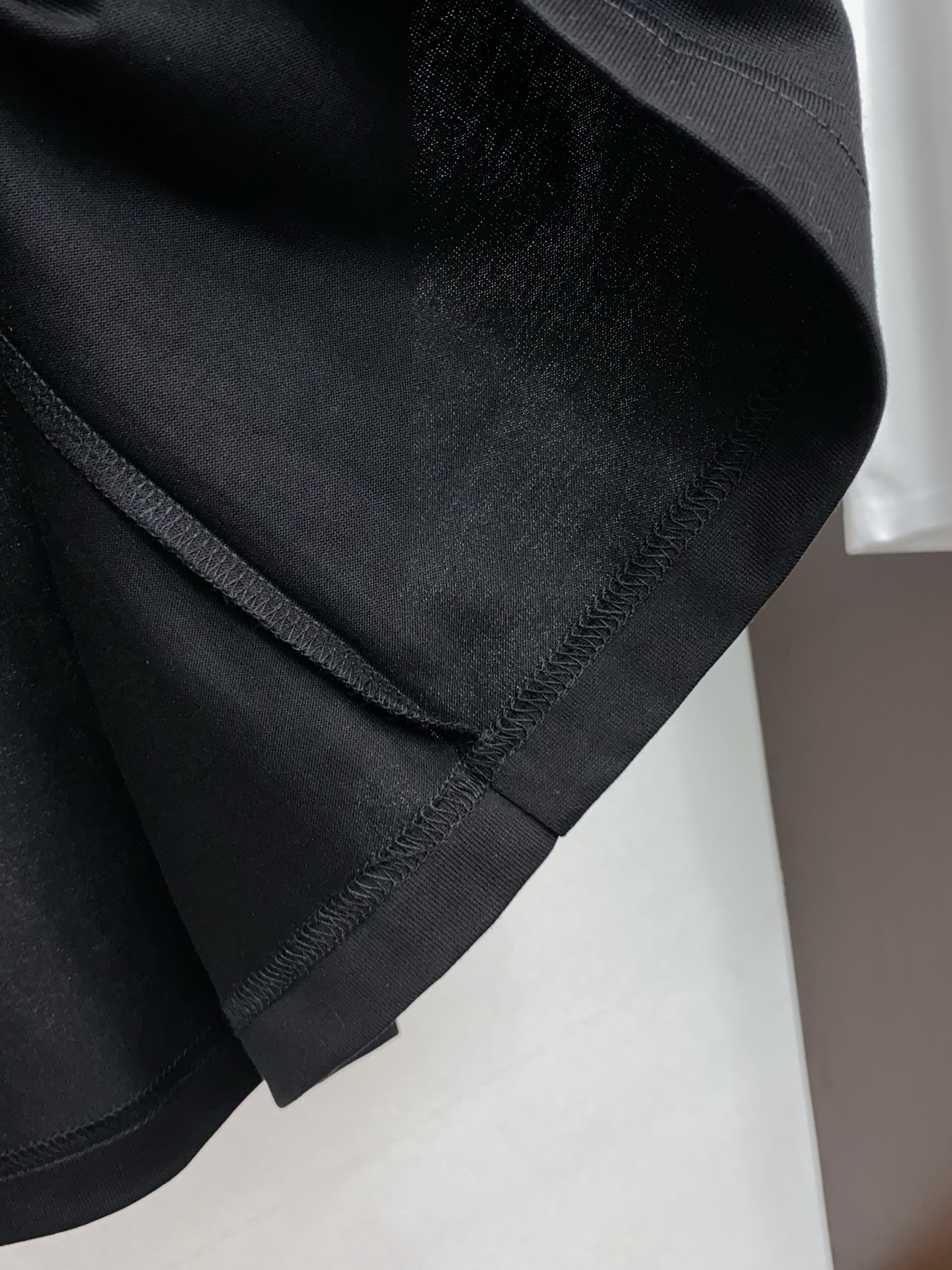 1v路易威登 26SS早春短袖T恤甄选软糯亲肤丝光棉面料制成，标准版圆领短袖裁剪，更适合日常穿着。简约不