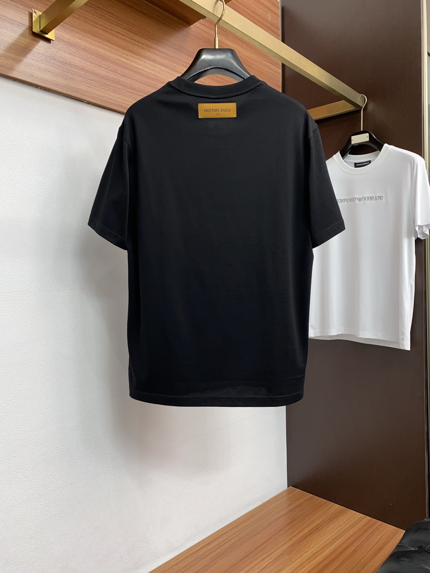 1v路易威登 26SS早春短袖T恤甄选软糯亲肤丝光棉面料制成，标准版圆领短袖裁剪，更适合日常穿着。简约不