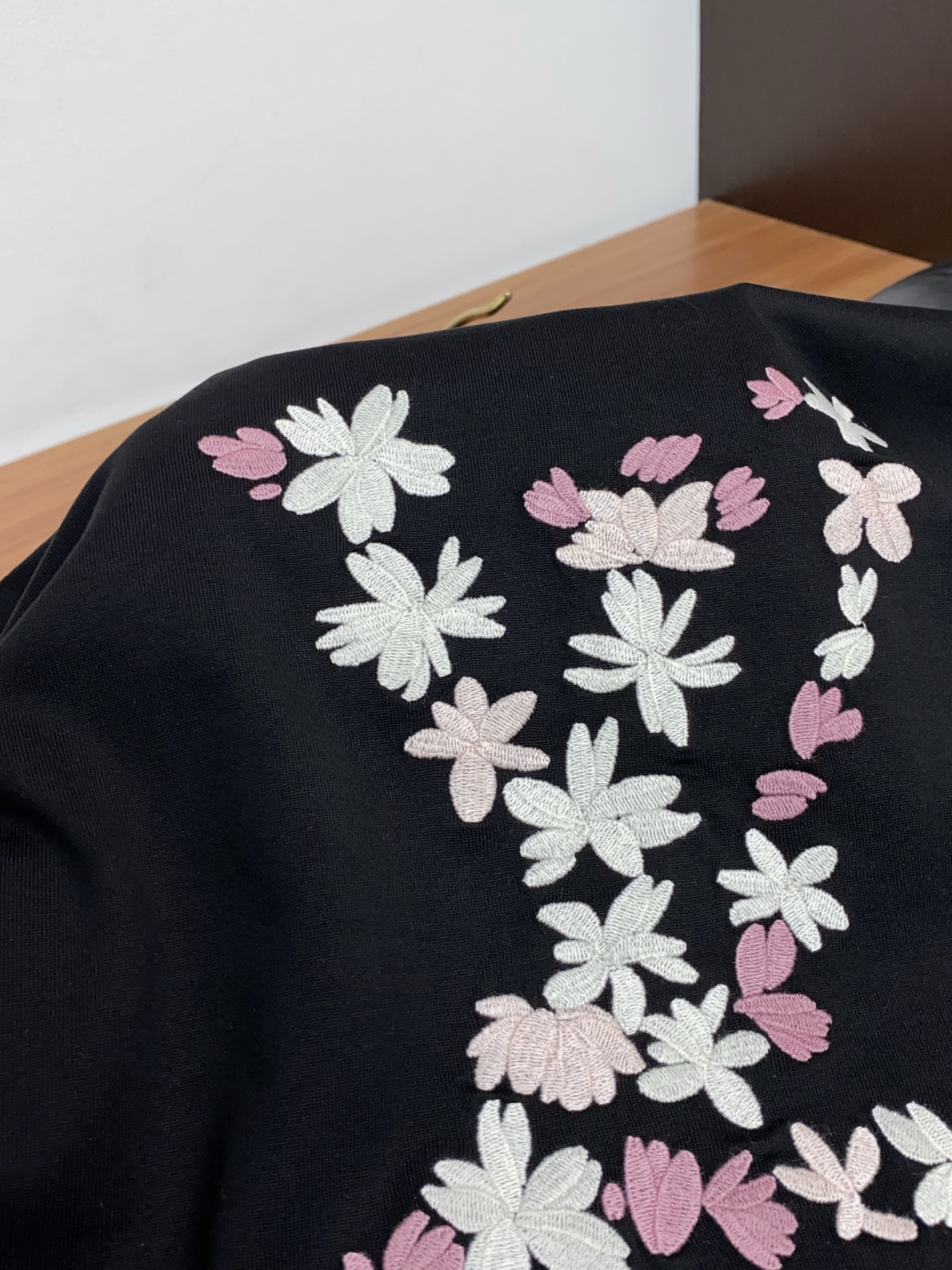 1v路易威登 26SS早春短袖T恤甄选软糯亲肤丝光棉面料制成，标准版圆领短袖裁剪，更适合日常穿着。简约不