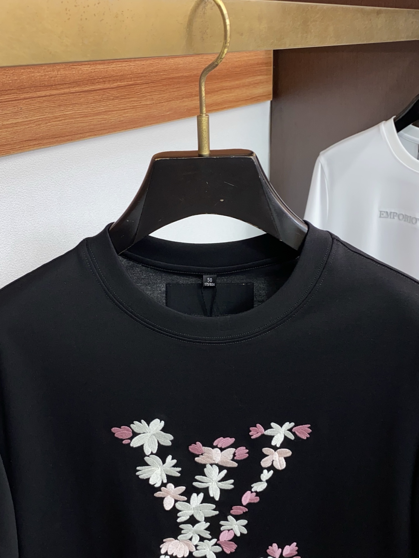 1v路易威登 26SS早春短袖T恤甄选软糯亲肤丝光棉面料制成，标准版圆领短袖裁剪，更适合日常穿着。简约不