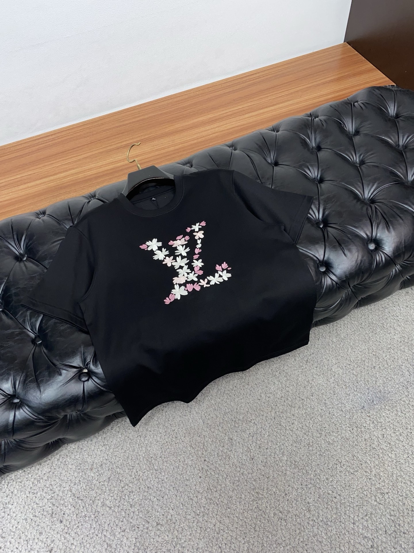 1v路易威登 26SS早春短袖T恤甄选软糯亲肤丝光棉面料制成，标准版圆领短袖裁剪，更适合日常穿着。简约不