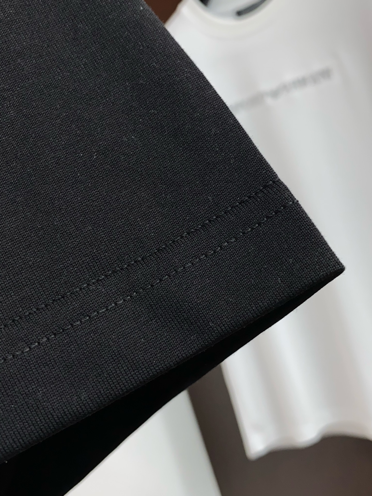 1v路易威登 26SS早春短袖T恤甄选软糯亲肤丝光棉面料制成，标准版圆领短袖裁剪，更适合日常穿着。简约不