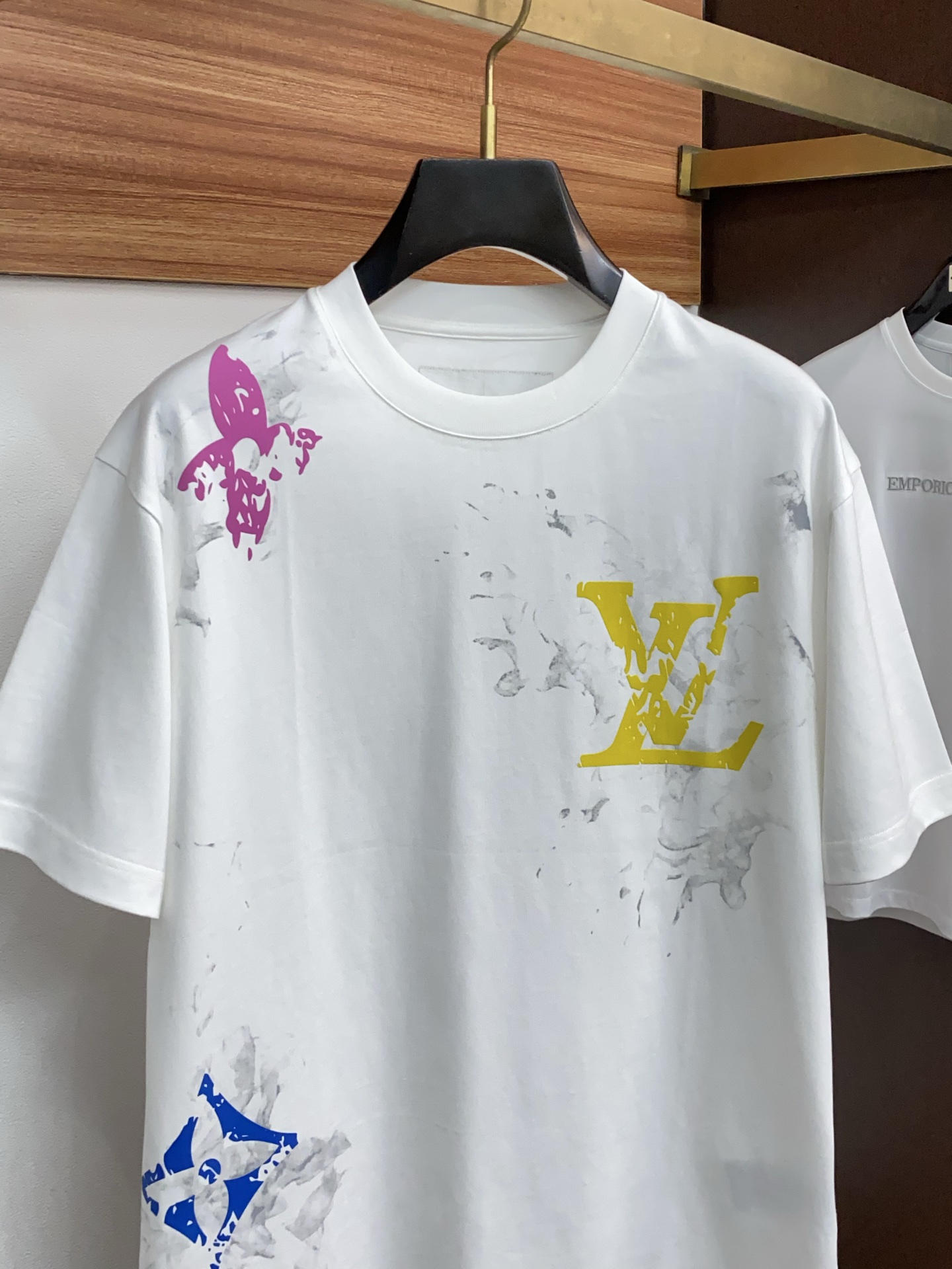 1v路易威登 26SS早春短袖T恤甄选软糯亲肤丝光棉面料制成，标准版圆领短袖裁剪，更适合日常穿着。简约不