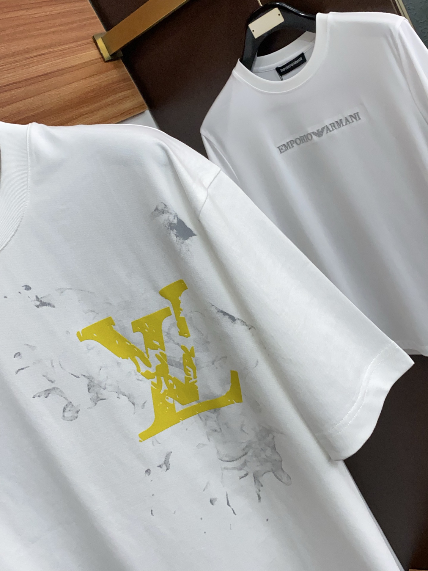 1v路易威登 26SS早春短袖T恤甄选软糯亲肤丝光棉面料制成，标准版圆领短袖裁剪，更适合日常穿着。简约不
