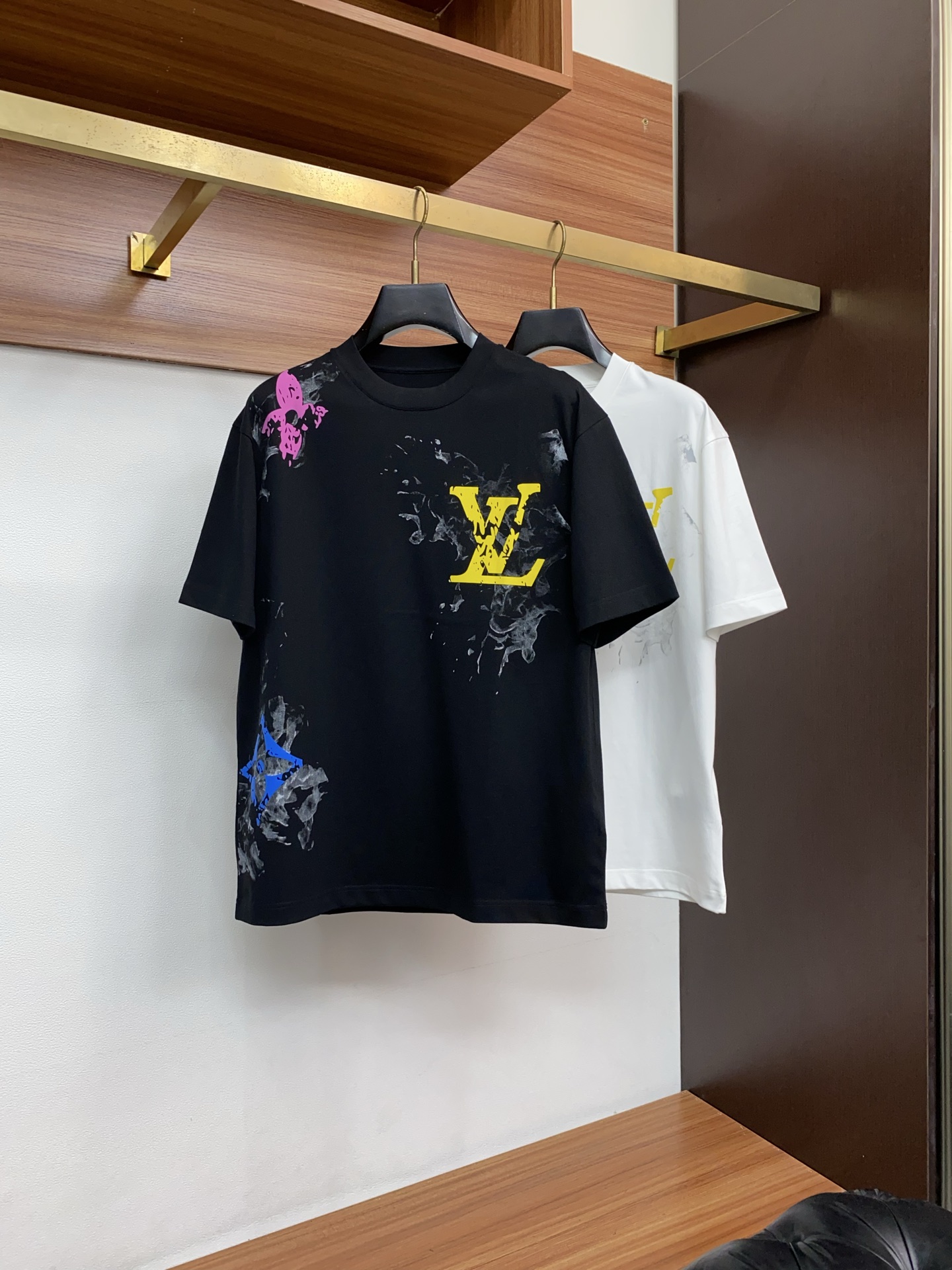 1v路易威登 26SS早春短袖T恤甄选软糯亲肤丝光棉面料制成，标准版圆领短袖裁剪，更适合日常穿着。简约不