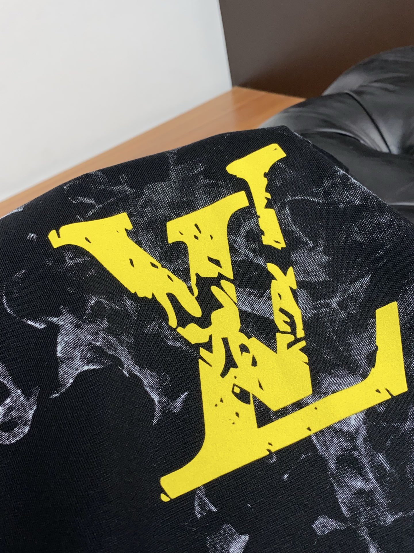 1v路易威登 26SS早春短袖T恤甄选软糯亲肤丝光棉面料制成，标准版圆领短袖裁剪，更适合日常穿着。简约不