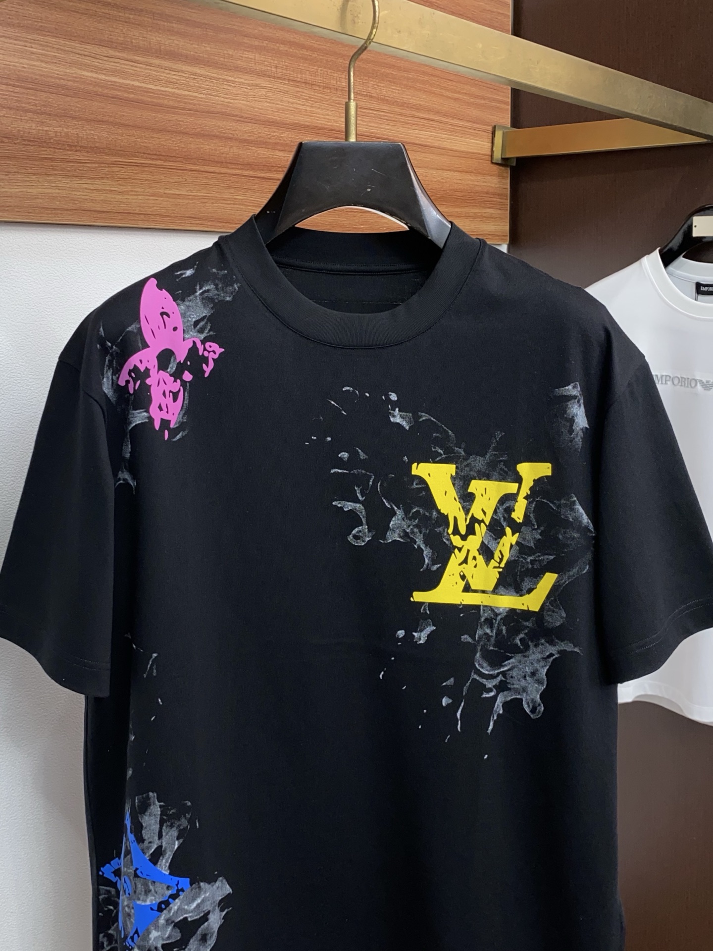 1v路易威登 26SS早春短袖T恤甄选软糯亲肤丝光棉面料制成，标准版圆领短袖裁剪，更适合日常穿着。简约不