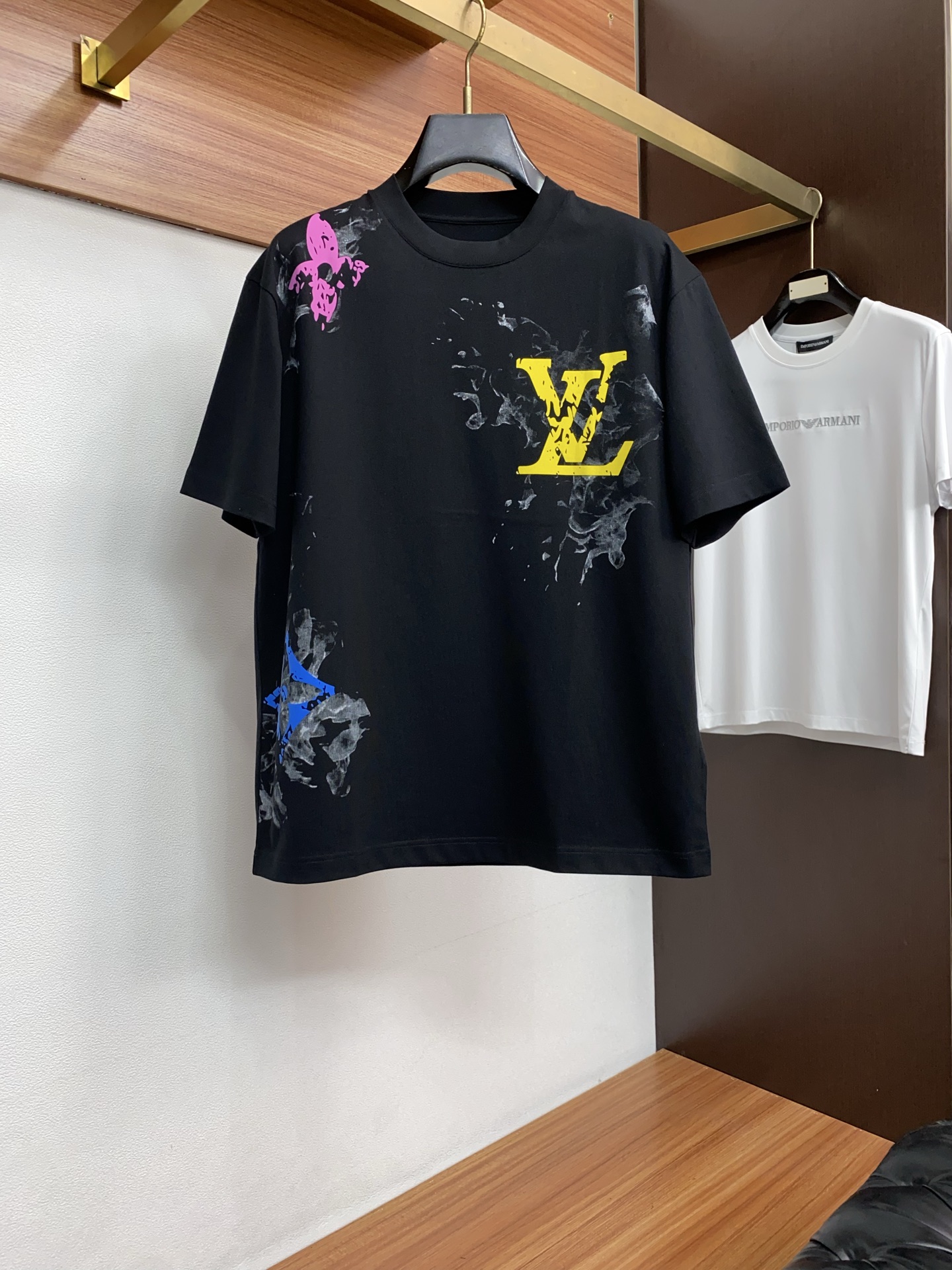 1v路易威登 26SS早春短袖T恤甄选软糯亲肤丝光棉面料制成，标准版圆领短袖裁剪，更适合日常穿着。简约不