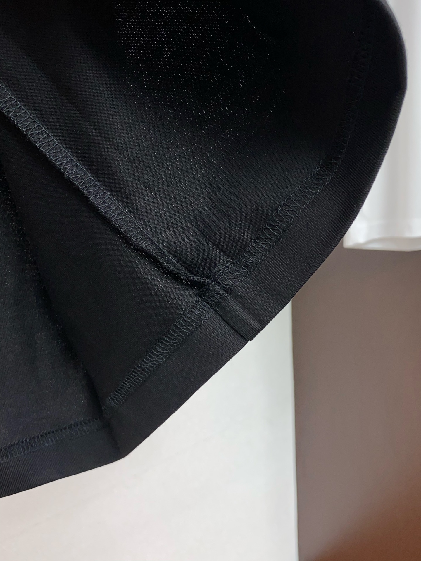 普拉达 26SS早春短袖T恤甄选软糯亲肤丝光棉面料制成，标准版圆领短袖裁剪，更适合日常穿着。简约不失设计