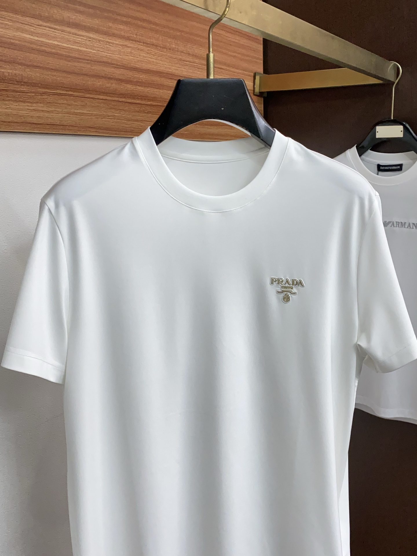 普拉达 26SS早春短袖T恤甄选软糯亲肤丝光棉面料制成，标准版圆领短袖裁剪，更适合日常穿着。简约不失设计