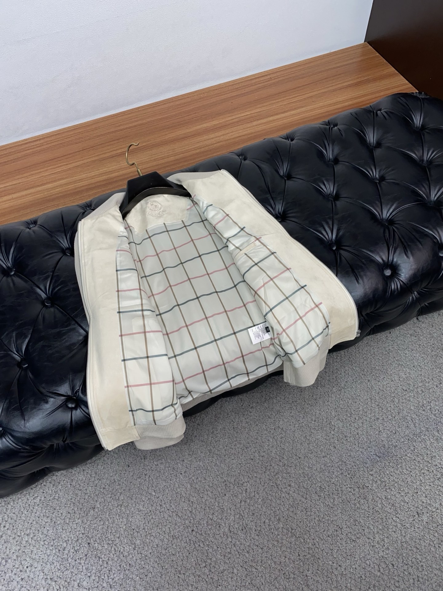 Loro piana 诺悠翩雅 2026新款男士休闲定制商务翻领夹克外套。穿上简约干练的休闲外套，瞬间重