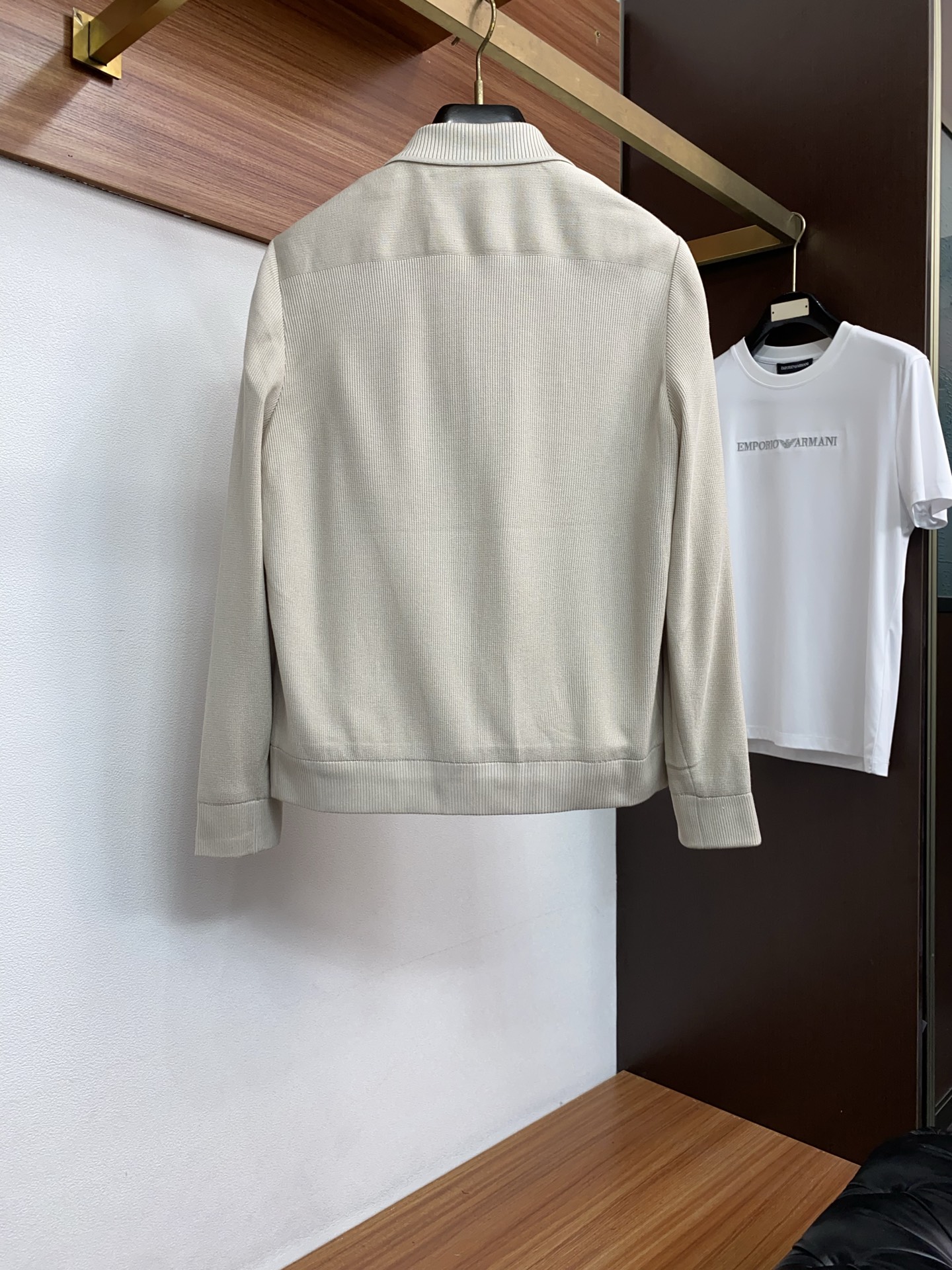 Loro piana 诺悠翩雅 2026新款男士休闲定制商务翻领夹克外套。穿上简约干练的休闲外套，瞬间重
