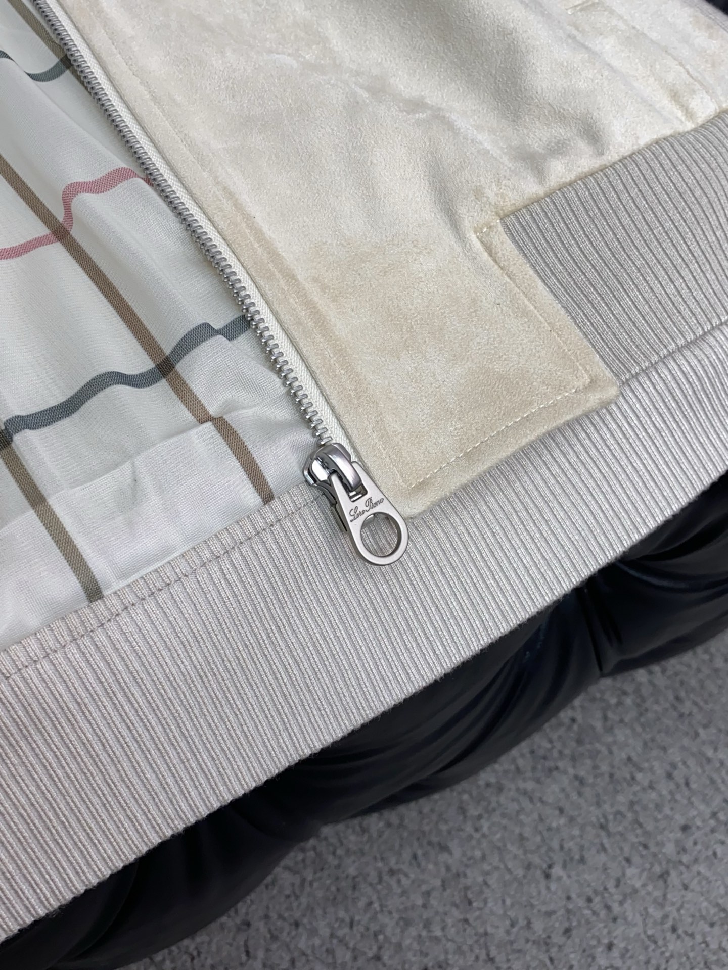 Loro piana 诺悠翩雅 2026新款男士休闲定制商务翻领夹克外套。穿上简约干练的休闲外套，瞬间重