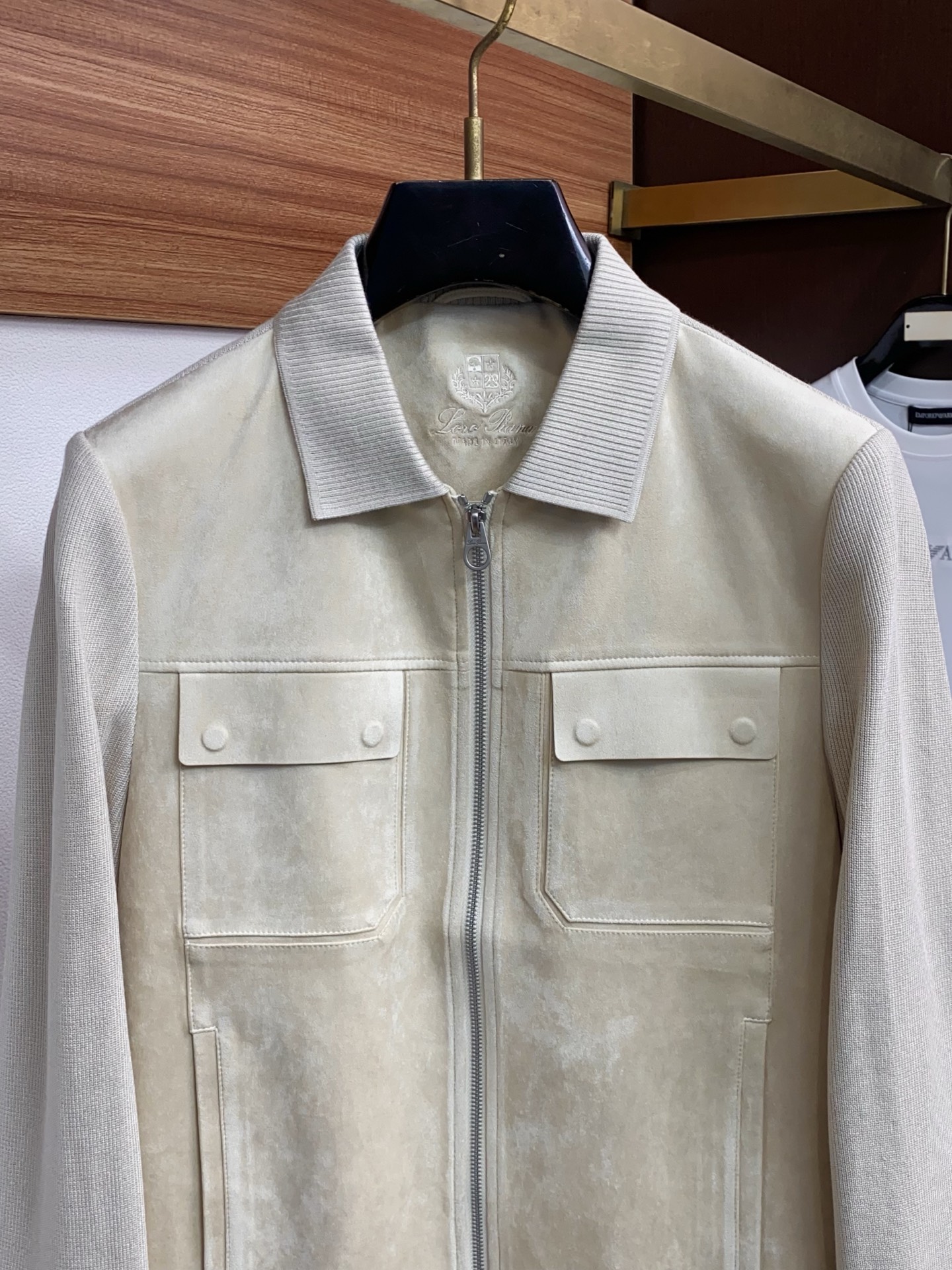 Loro piana 诺悠翩雅 2026新款男士休闲定制商务翻领夹克外套。穿上简约干练的休闲外套，瞬间重