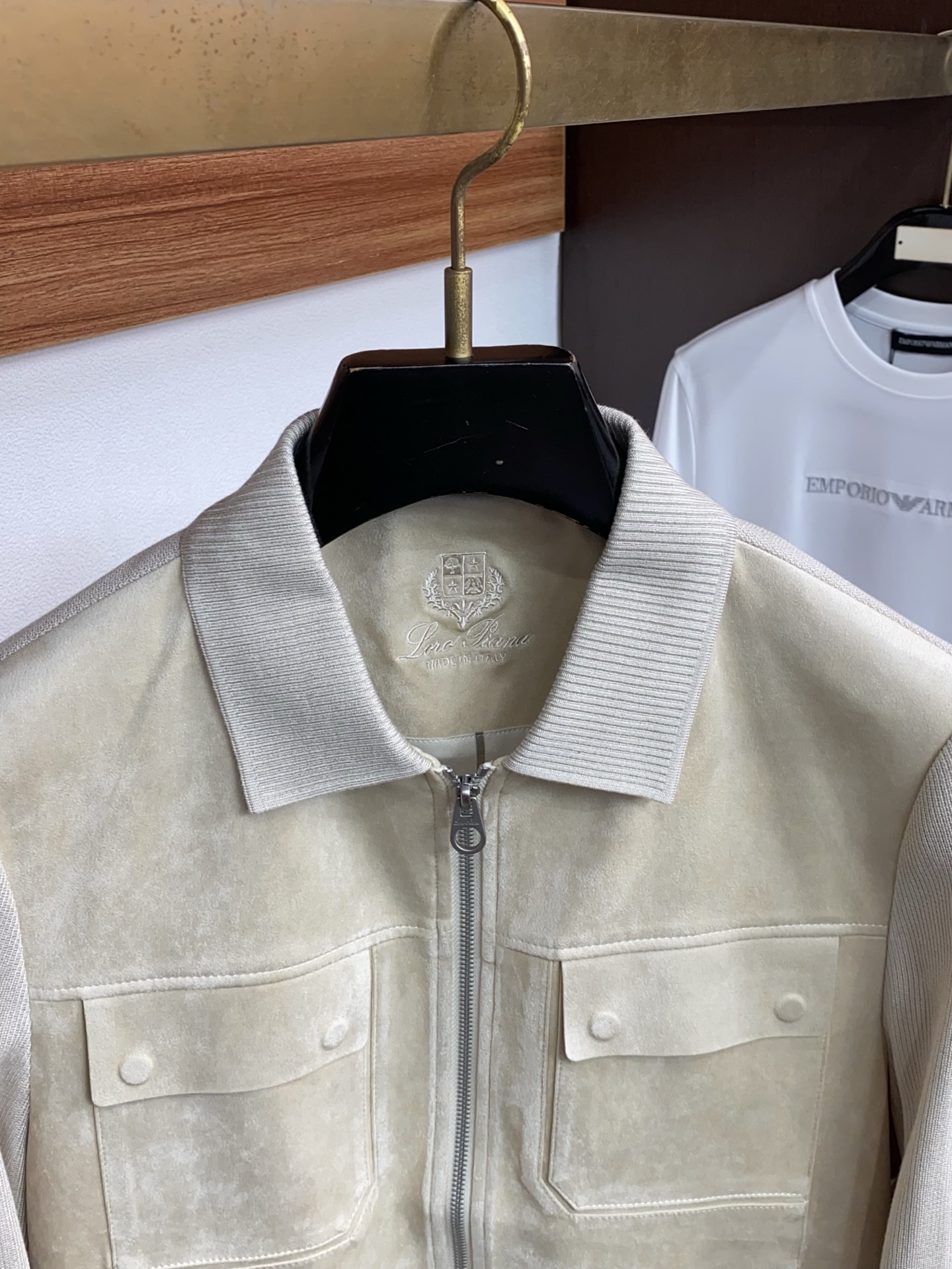 Loro piana 诺悠翩雅 2026新款男士休闲定制商务翻领夹克外套。穿上简约干练的休闲外套，瞬间重
