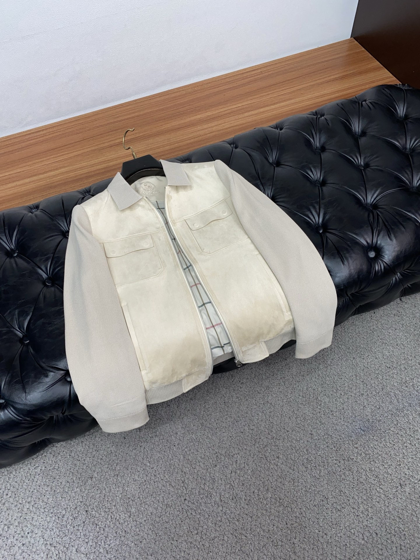 Loro piana 诺悠翩雅 2026新款男士休闲定制商务翻领夹克外套。穿上简约干练的休闲外套，瞬间重