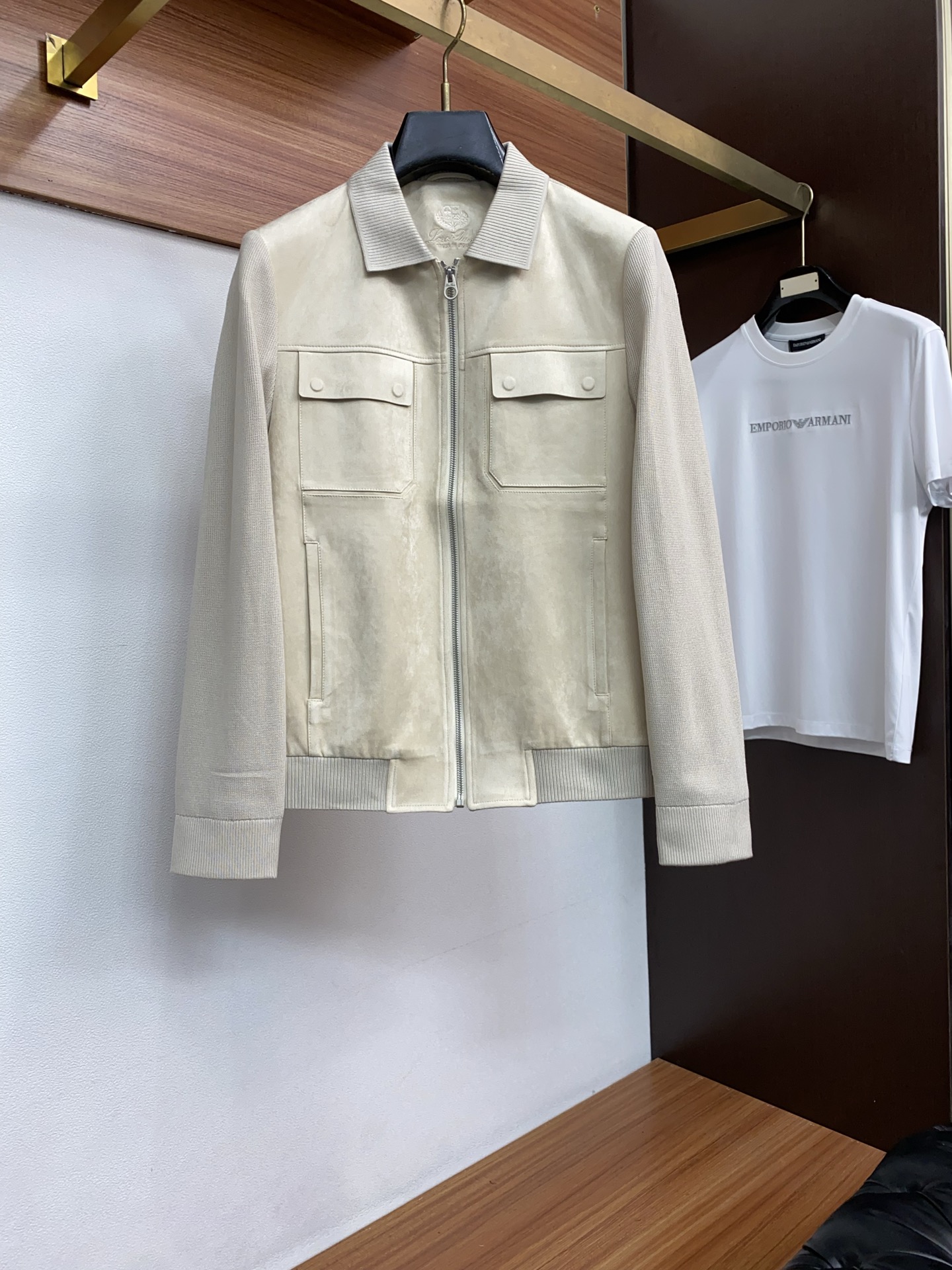 Loro piana 诺悠翩雅 2026新款男士休闲定制商务翻领夹克外套。穿上简约干练的休闲外套，瞬间重