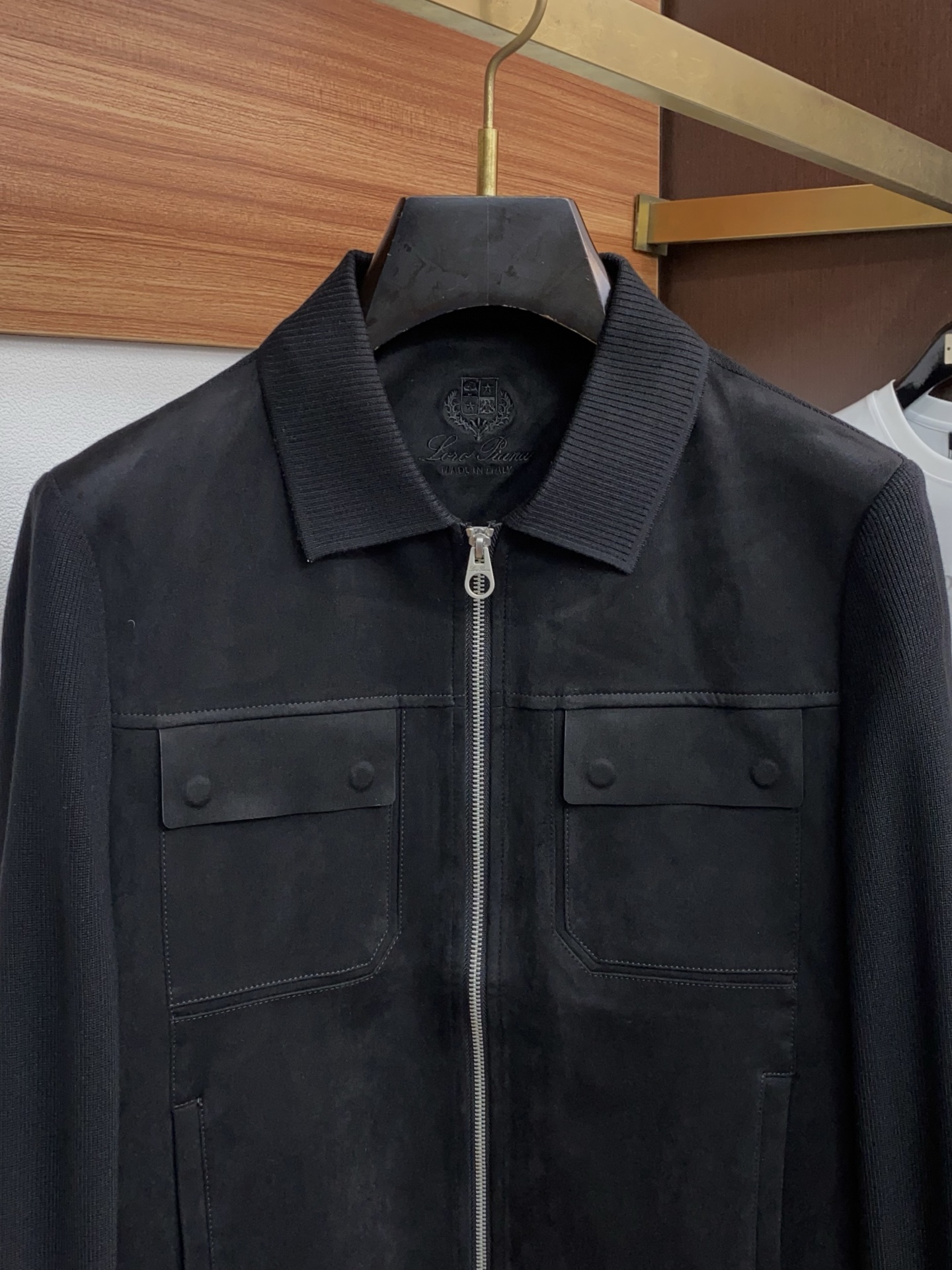 Loro piana 诺悠翩雅 2026新款男士休闲定制商务翻领夹克外套。穿上简约干练的休闲外套，瞬间重