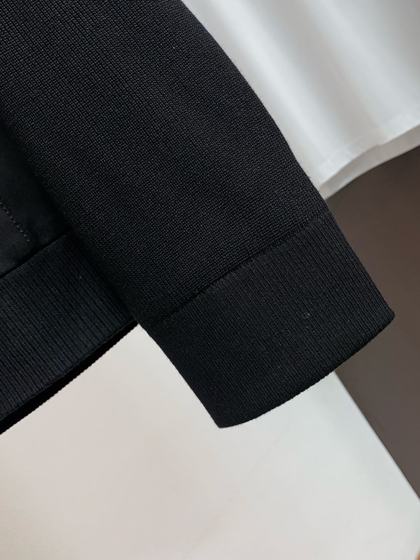 Loro piana 诺悠翩雅 2026新款男士休闲定制商务翻领夹克外套。穿上简约干练的休闲外套，瞬间重