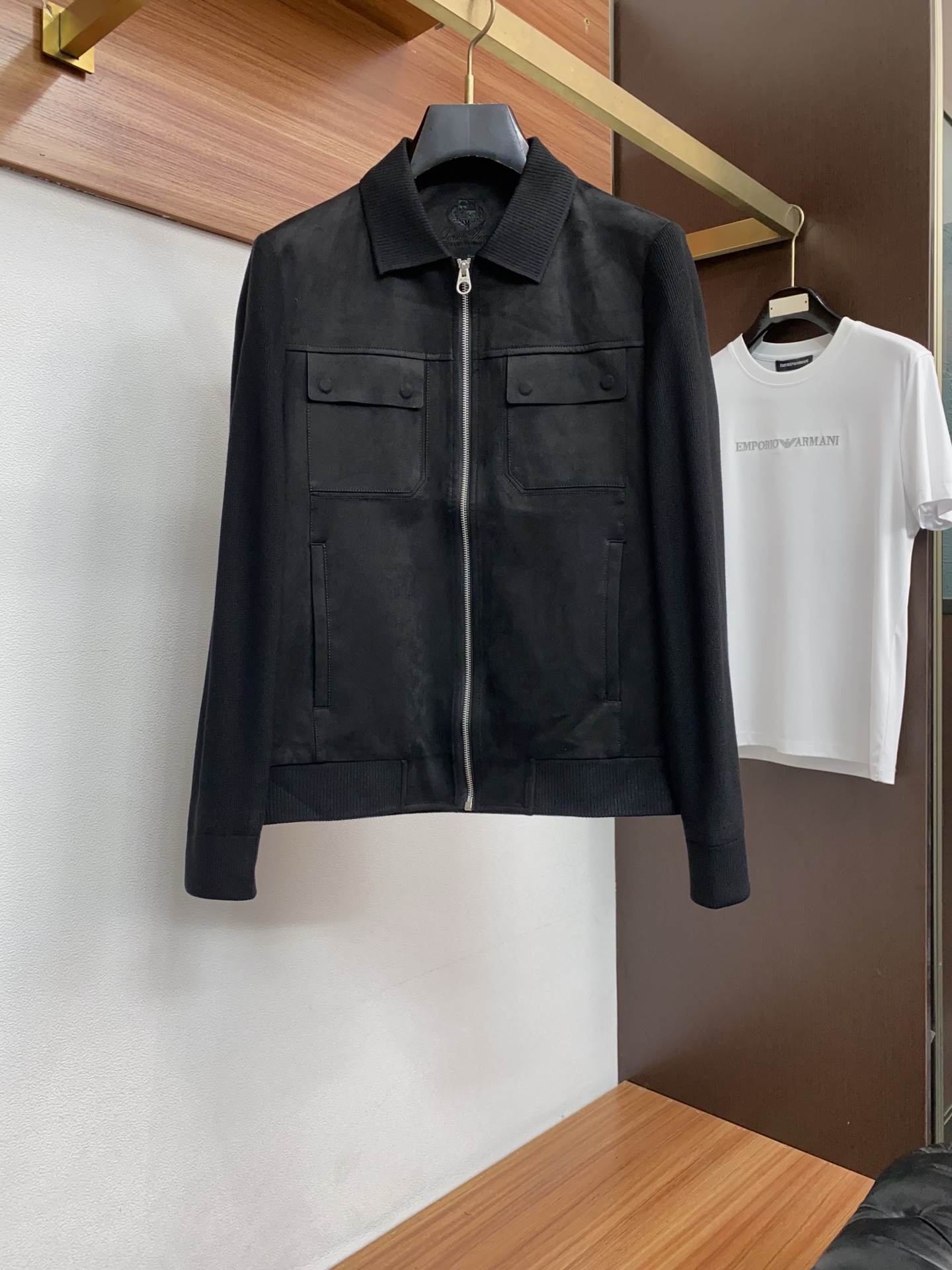 Loro piana 诺悠翩雅 2026新款男士休闲定制商务翻领夹克外套。穿上简约干练的休闲外套，瞬间重