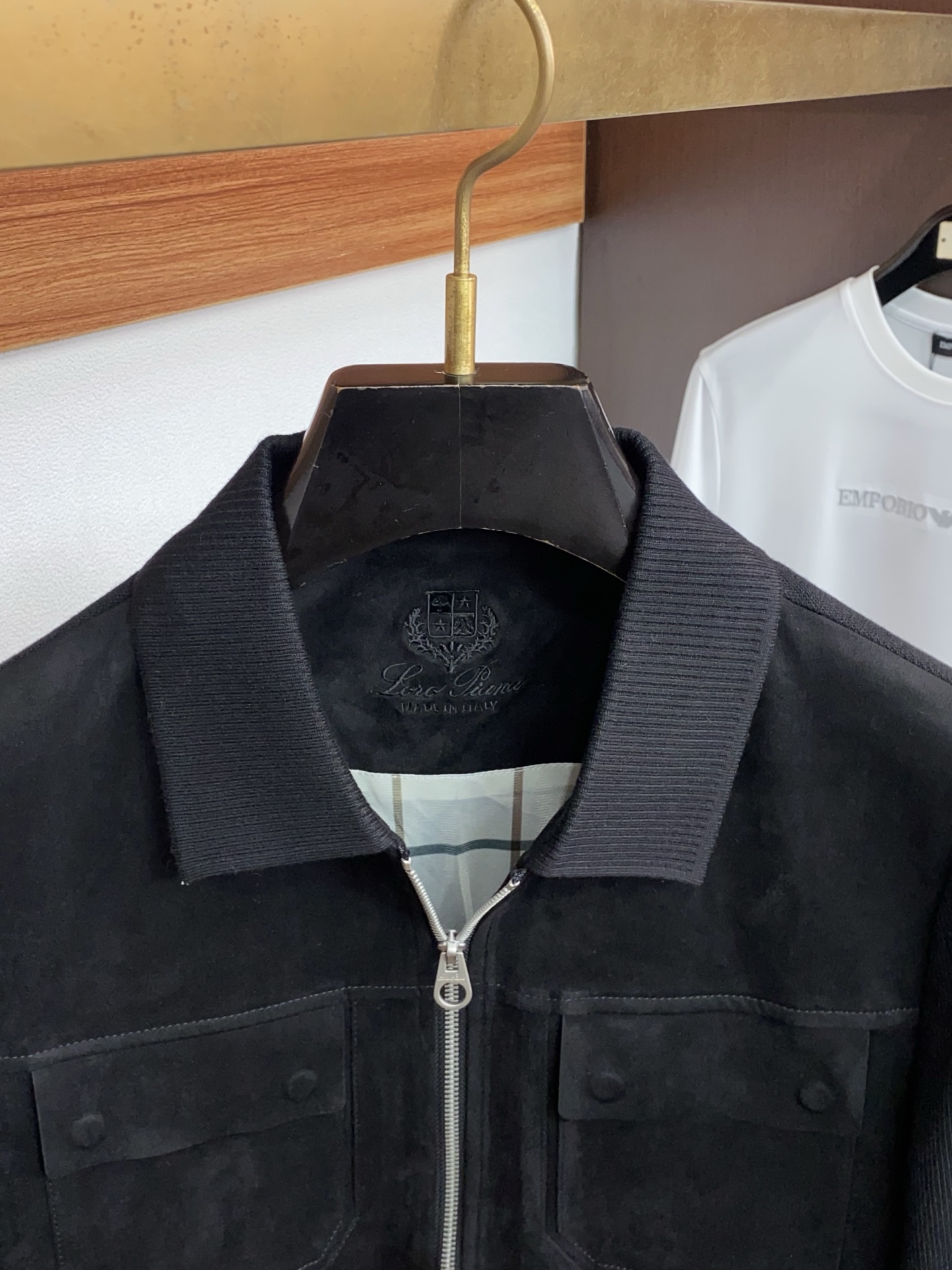 Loro piana 诺悠翩雅 2026新款男士休闲定制商务翻领夹克外套。穿上简约干练的休闲外套，瞬间重