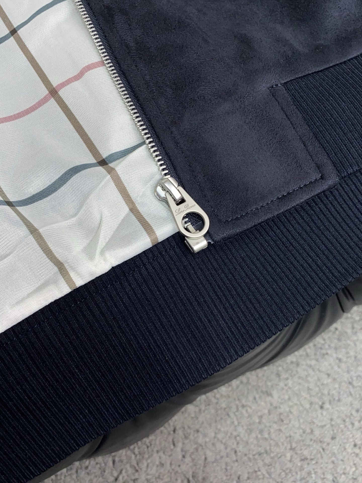 Loro piana 诺悠翩雅 2026新款男士休闲定制商务翻领夹克外套。穿上简约干练的休闲外套，瞬间重