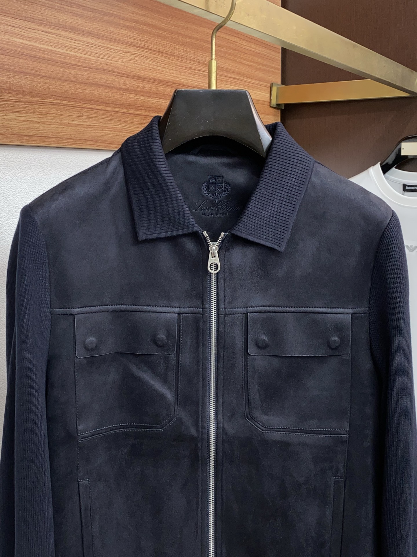 Loro piana 诺悠翩雅 2026新款男士休闲定制商务翻领夹克外套。穿上简约干练的休闲外套，瞬间重