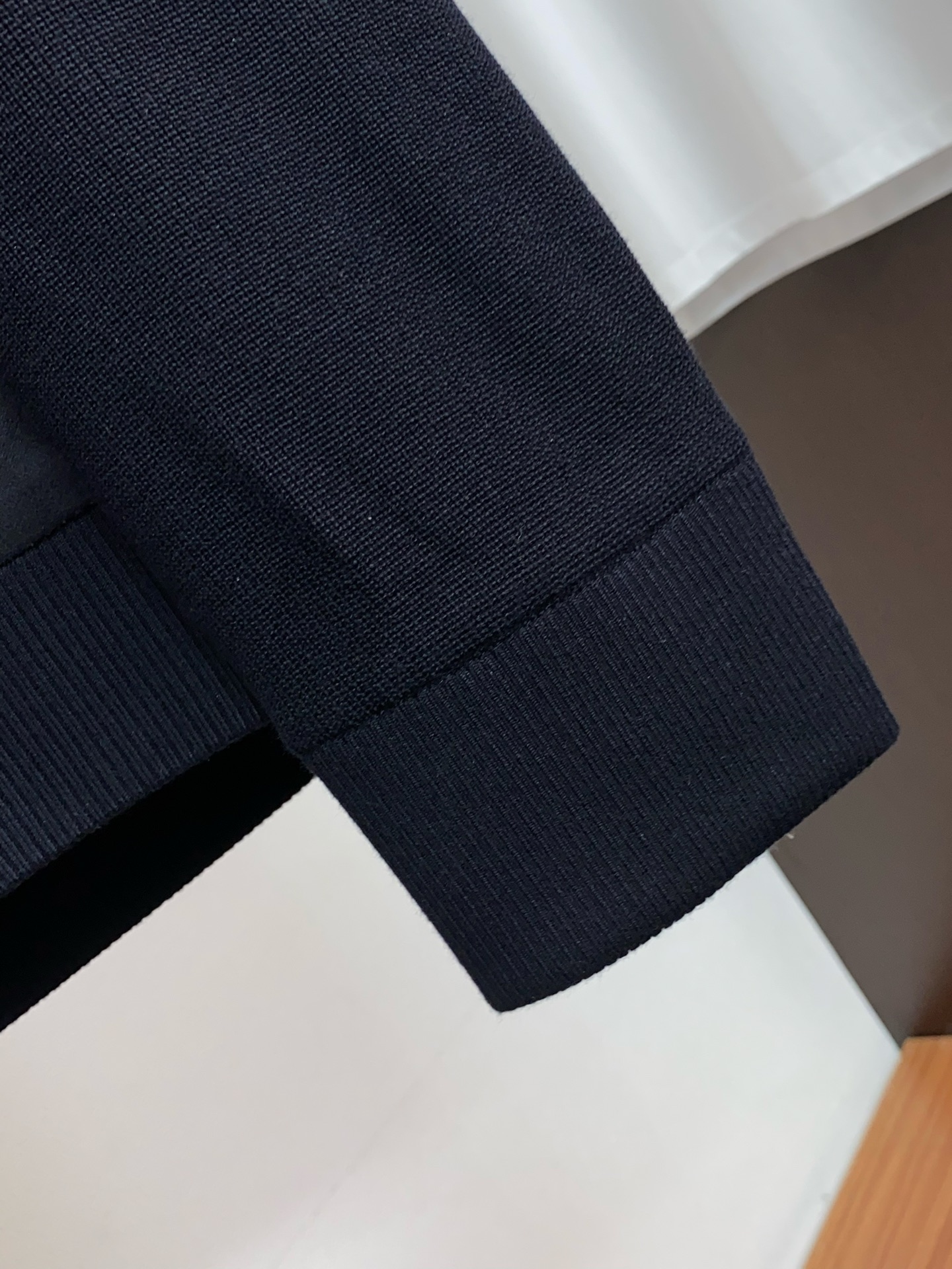 Loro piana 诺悠翩雅 2026新款男士休闲定制商务翻领夹克外套。穿上简约干练的休闲外套，瞬间重