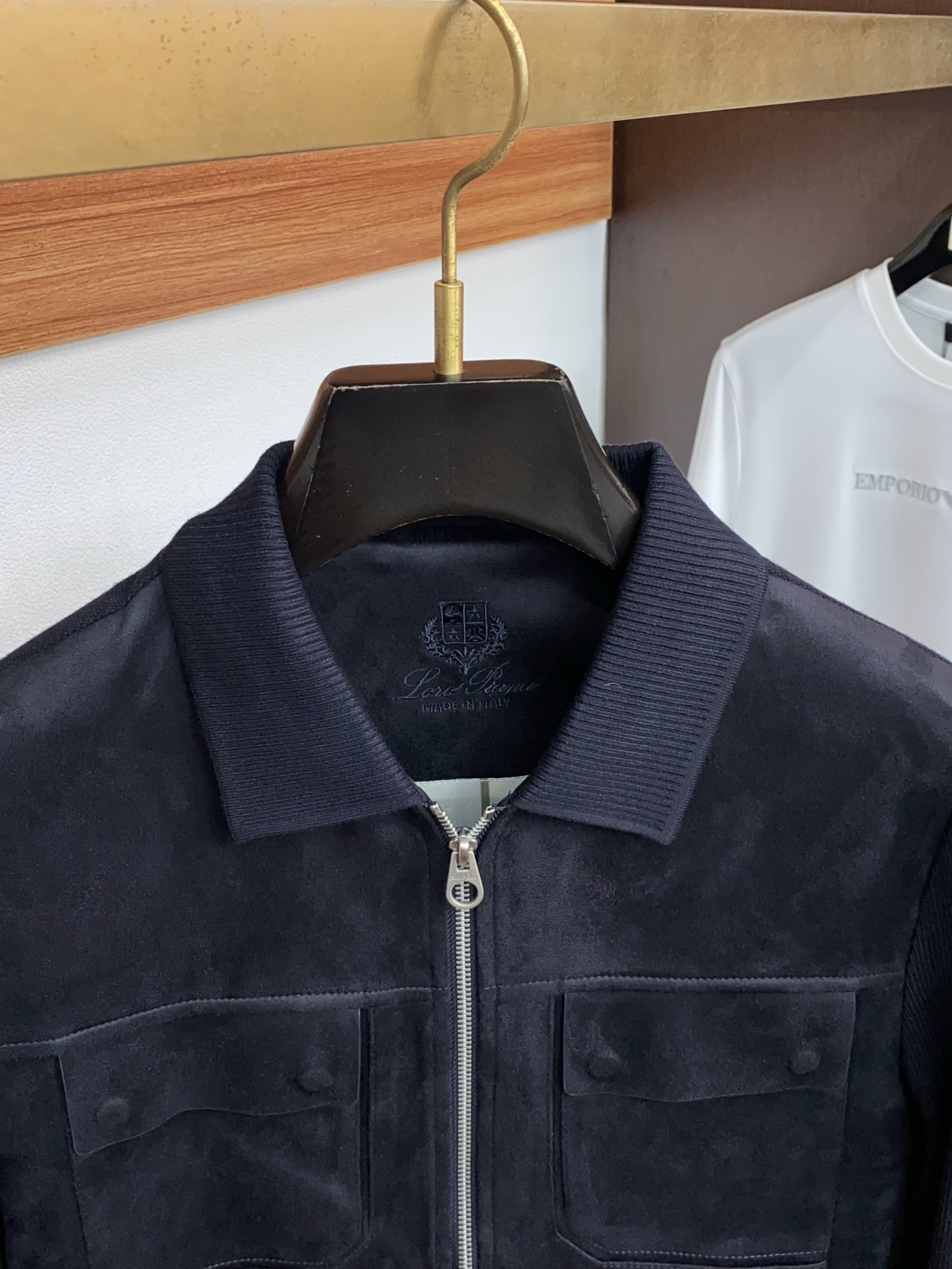 Loro piana 诺悠翩雅 2026新款男士休闲定制商务翻领夹克外套。穿上简约干练的休闲外套，瞬间重