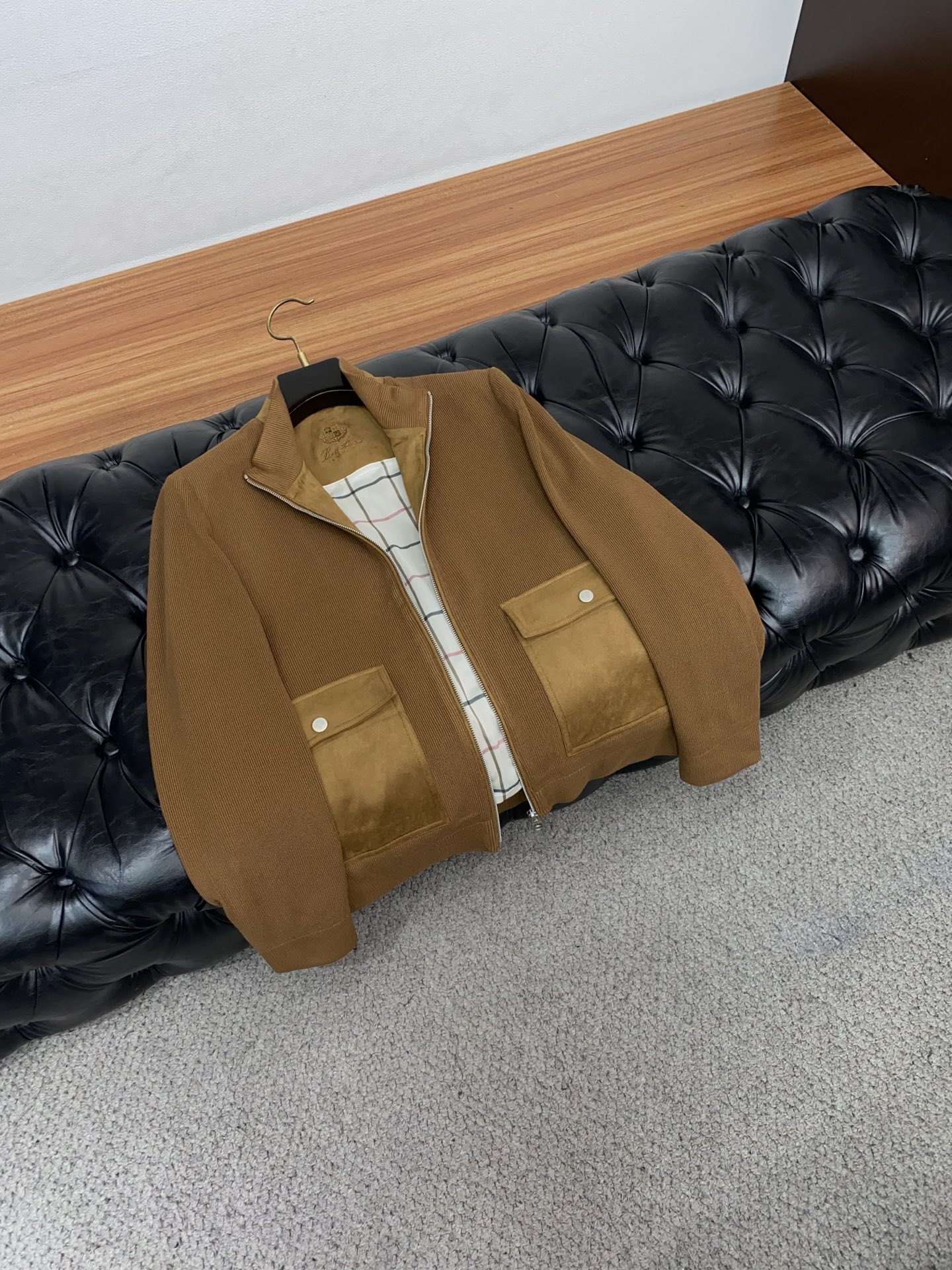 Loro piana 诺悠翩雅 2026新款男士休闲定制针织拼接 夹克外套。穿上简约干练的休闲外套，瞬间