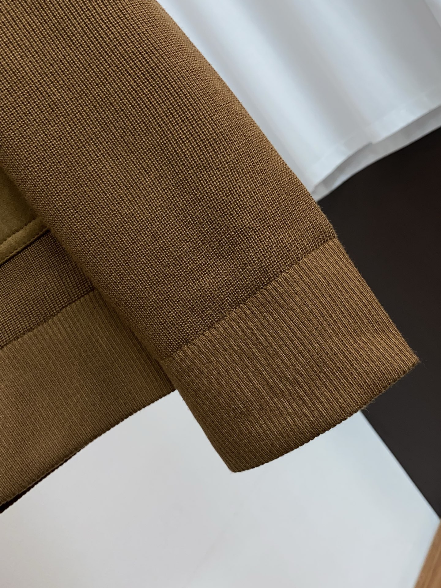 Loro piana 诺悠翩雅 2026新款男士休闲定制针织拼接 夹克外套。穿上简约干练的休闲外套，瞬间