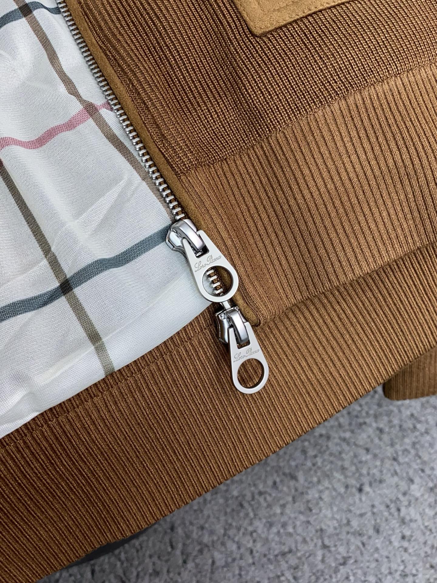 Loro piana 诺悠翩雅 2026新款男士休闲定制针织拼接 夹克外套。穿上简约干练的休闲外套，瞬间